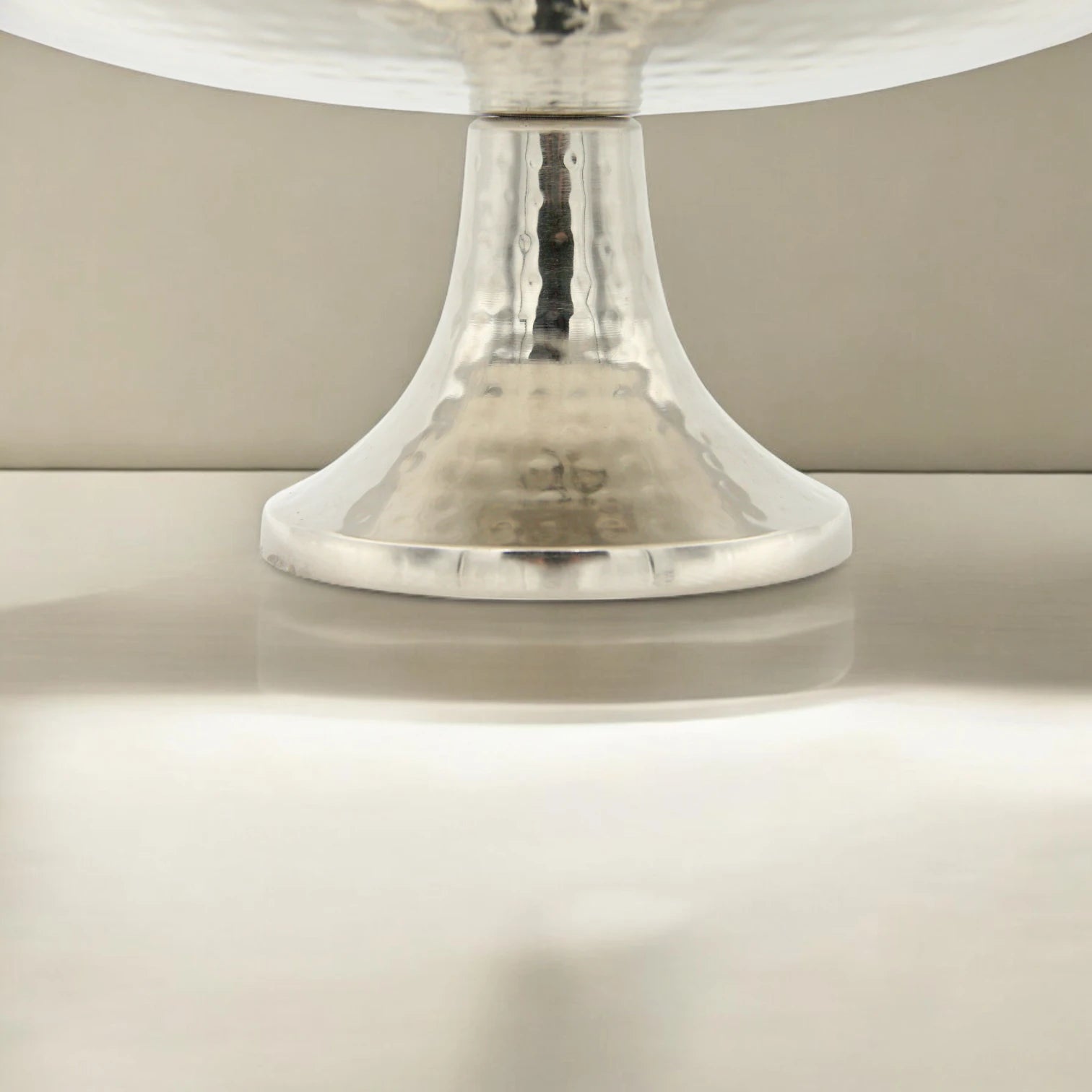 Damoo Modern Hammered Metal Oval Plate with Pedestal Stand – Decorative Centerpiece Bowl for Dining & Living Rooms - Damoo