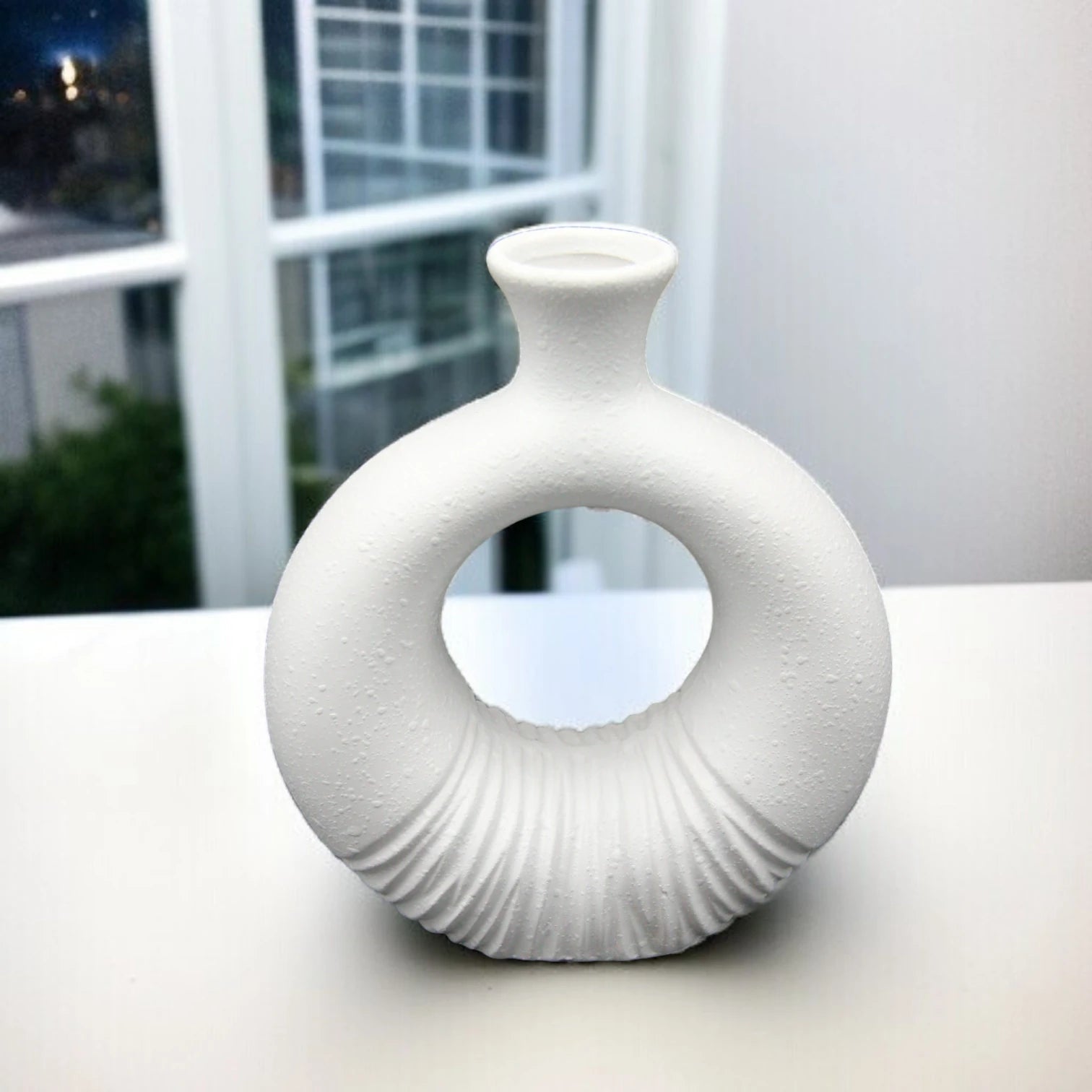 Damoo Modern White Ceramic Donut Vase with Textured Base – Decorative Circle Vase for Contemporary Home Decor & Faux Floral Arrangements - Damoo
