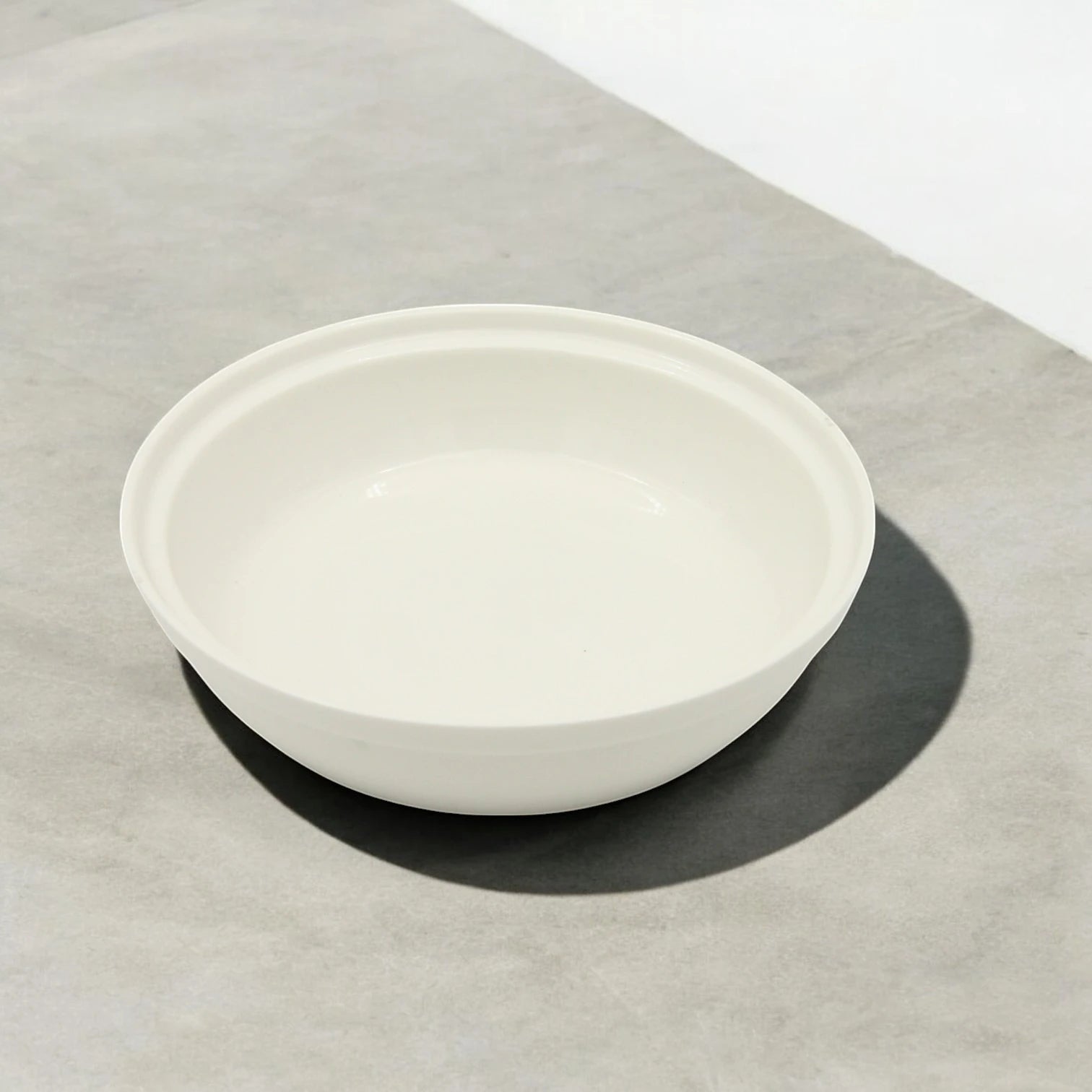 Damoo Round Ceramic Serving Dish with Gold Metal Stand & Lid – Elegant Oven-to-Table Cookware for Buffet, Parties, and Ramadan Gatherings - Damoo