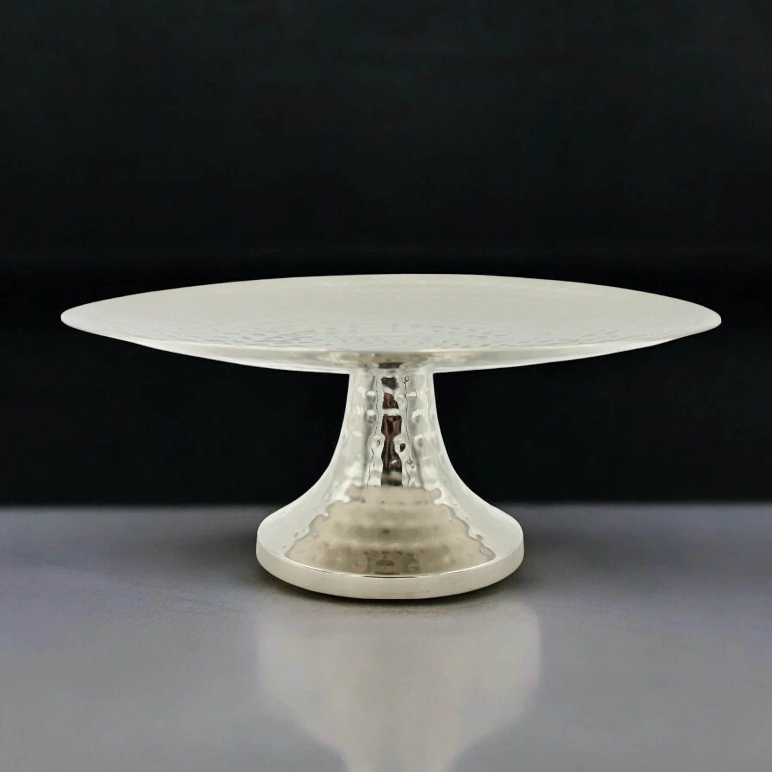 Damoo Round Hammered Metal Cake Stand – Silver-Plated Pedestal Serving Plate for Cakes, Fruits & Sweets – Elegant Display Tray for Home, Events & Ramadan Décor - Damoo