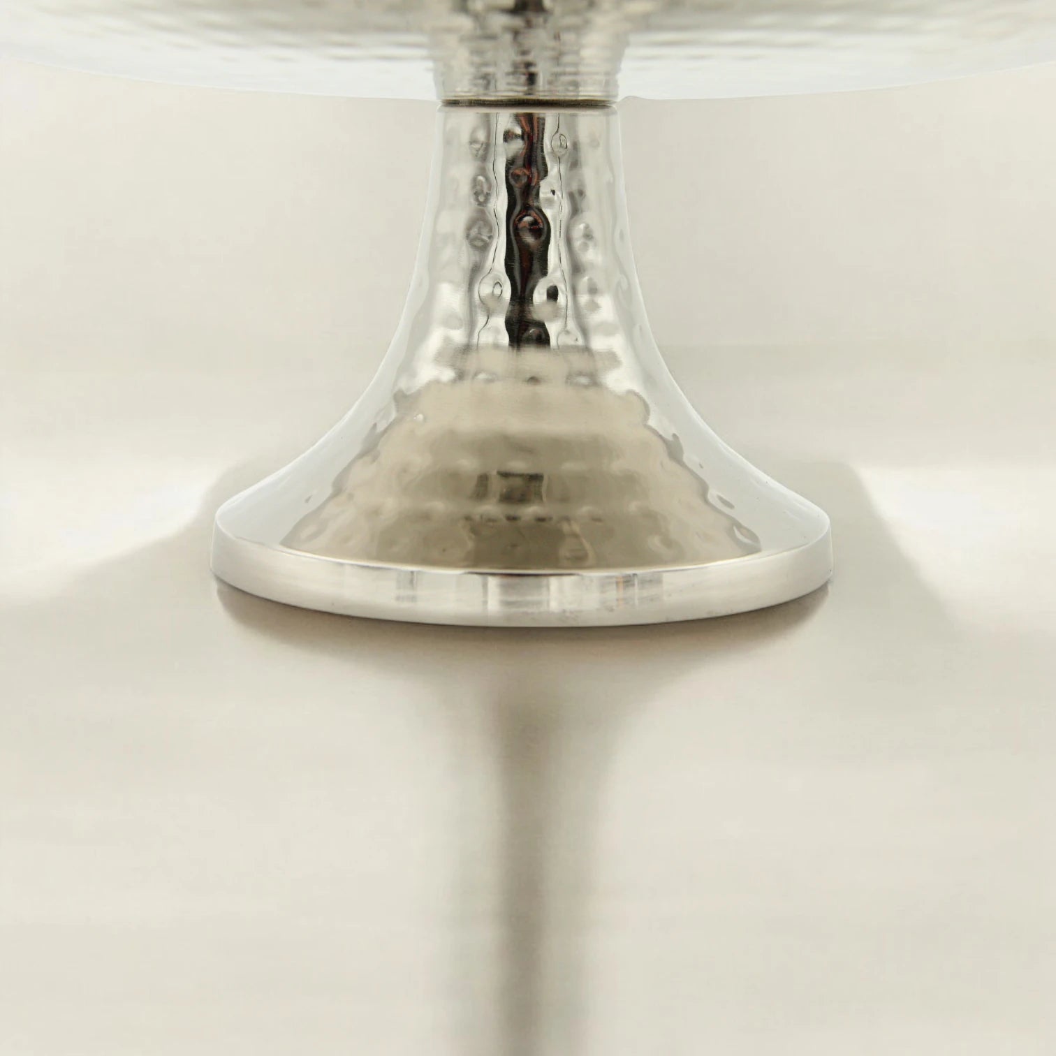 Damoo Round Hammered Metal Cake Stand – Silver-Plated Pedestal Serving Plate for Cakes, Fruits & Sweets – Elegant Display Tray for Home, Events & Ramadan Décor - Damoo