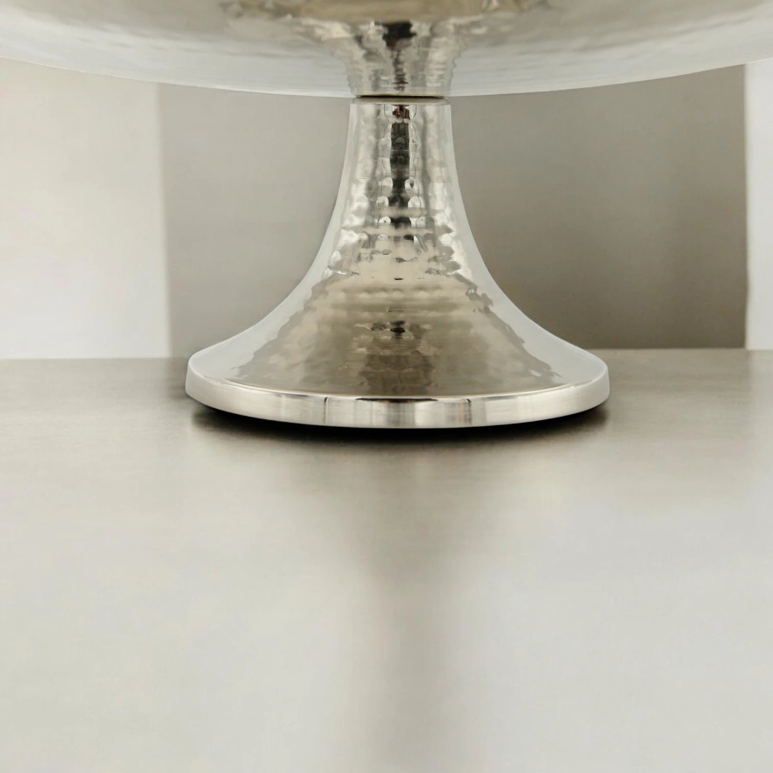 Damoo Sleek Silver Oval Display Bowl on Raised Base – Contemporary Hammered Metal Serving Stand for Home & Event Styling - Damoo