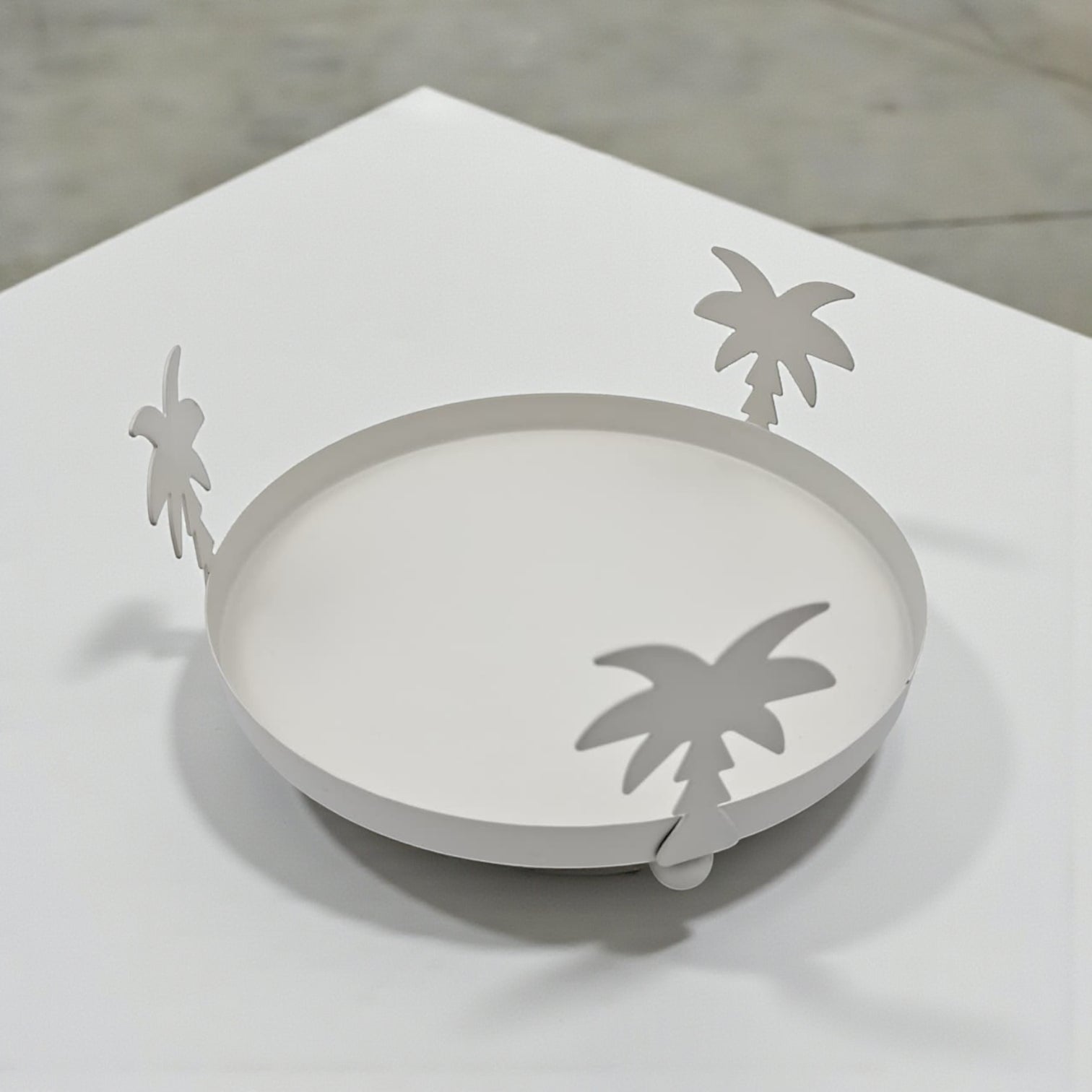 حامل كيك على شكل شجرة نخيل أبيض وذهبي بغطاء مقبب - صينية حلويات دائرية أنيقة من النحاس والزجاج | طبق تقديم مزخرف للكيك والتمر والحلويات