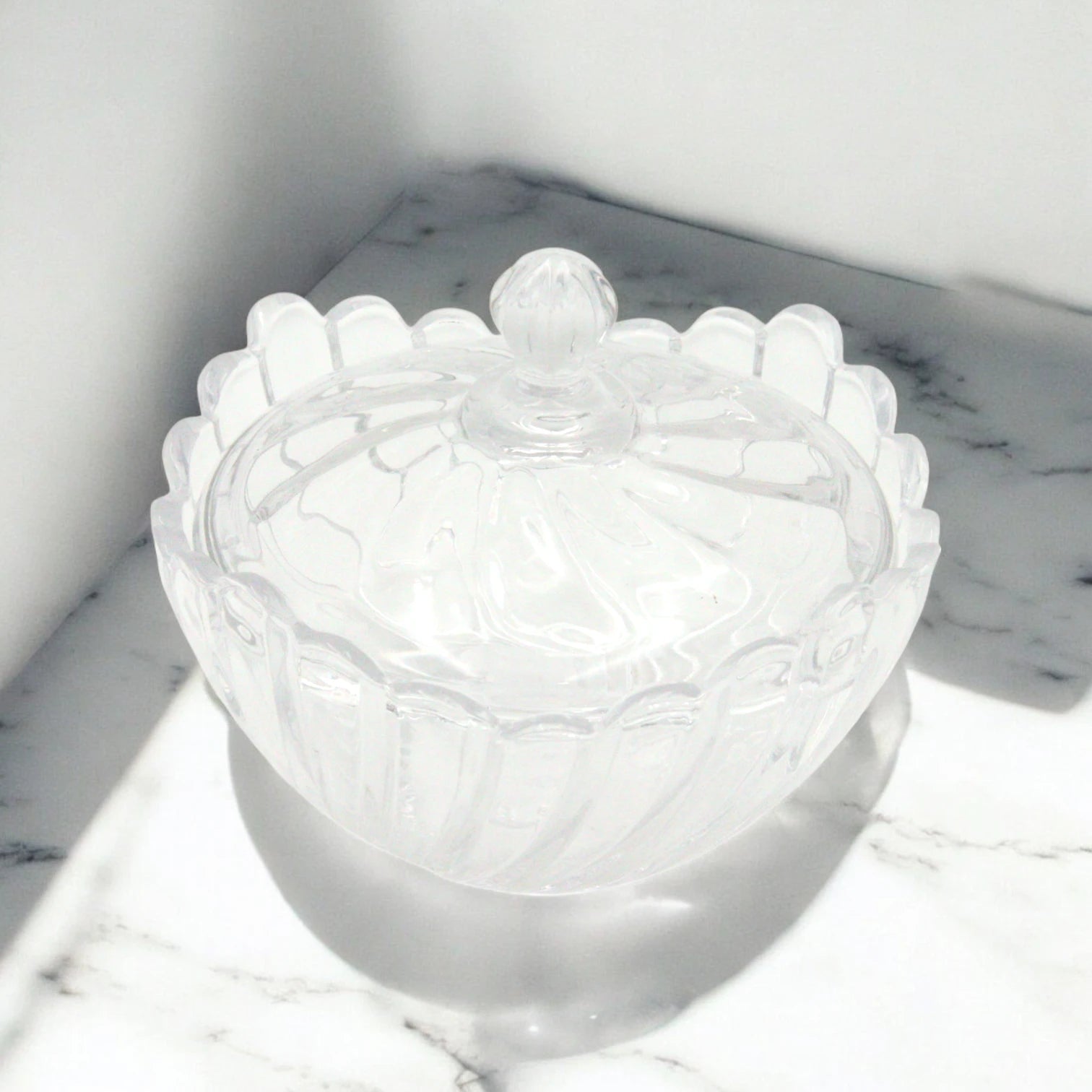 DIAMONDS Elegant Crystal-Style Glass Candy Bowl with Lid – Decorative Clear Storage Jar for Sweets, Nuts & Decor – Diamond Cut Design - Damoo