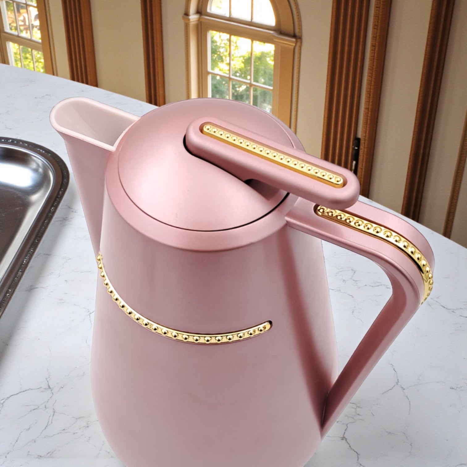 قارورة باراتي الفاخرة المعزولة بجدار مزدوج للشاي والقهوة - ترمس مفرغ من الهواء بلون ذهبي وردي مع مقبض ذهبي | حفظ حراري يدوم طويلاً | غطاء مانع للتسرب - سعة لتر واحد
