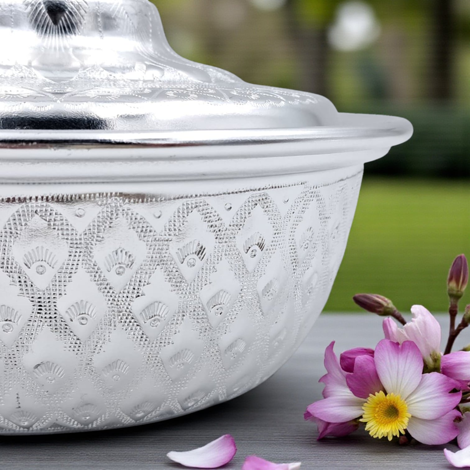 وعاء تقديم فاخر من الألومنيوم المنقوش مع غطاء - 15 سم، وعاء تقليدي لتخزين الأطعمة الساخنة وأدوات المائدة - مقاوم للحرارة بتصميم شرق أوسطي للأرز والكاري والحساء والتمر والحلويات - خفيف الوزن ومتين