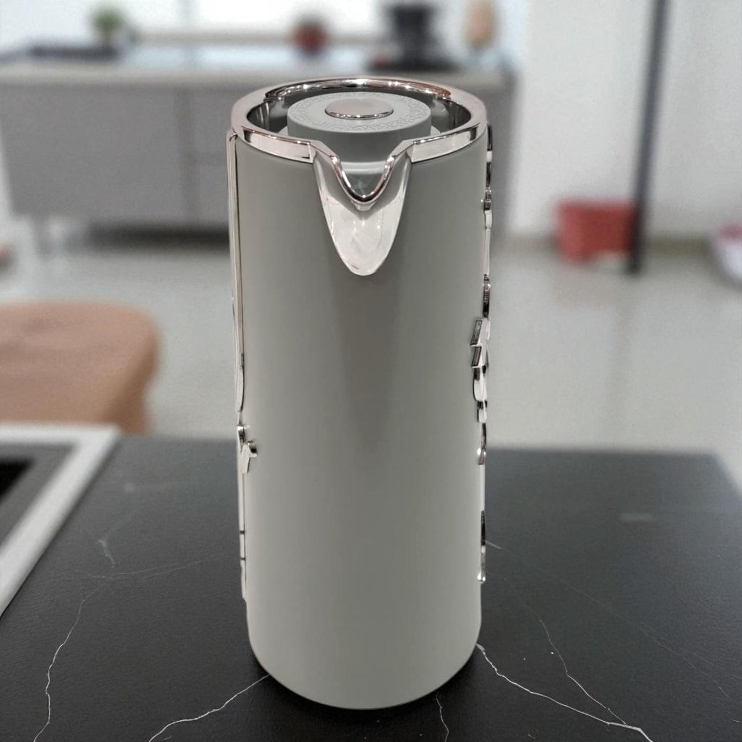 Otantik Home Arabic Calligraphy Thermos – Luxury Insulated Vacuum Jug for Arabic Coffee & Tea – Elegant 1L Flask with Metallic Handle - Damoo