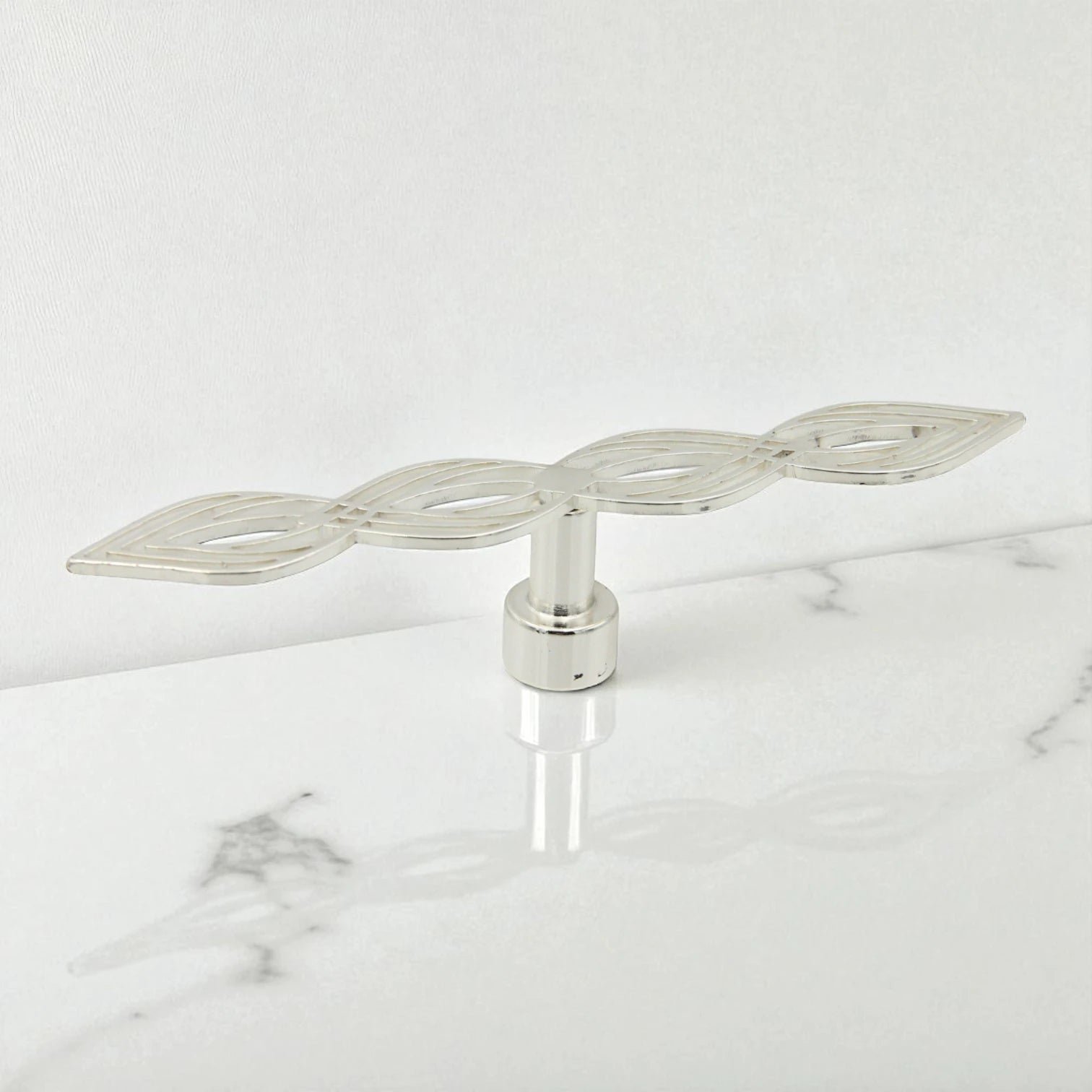 Fursan Clear Acrylic Cake Server with Dome Lid and Iron Handle | Elegant Dessert Display Stand for Cakes, Pastries & Sweets - Damoo
