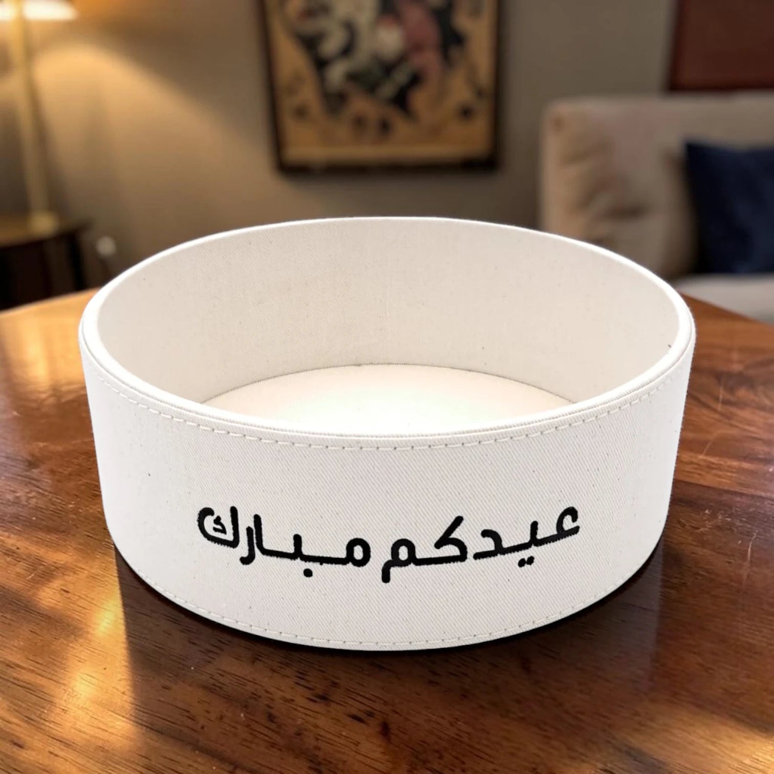 صندوق هدايا دائري مزخرف لعيد مبارك بغطاء شفاف، صندوق قماشي لتخزين وتقديم الحلويات والشوكولاتة والتمر والهدايا، متوفر بمقاسين (ارتفاع 11 × طول 20 × عرض 20 سم) / (ارتفاع 10 × طول 16.5 × عرض 16.5 سم)
