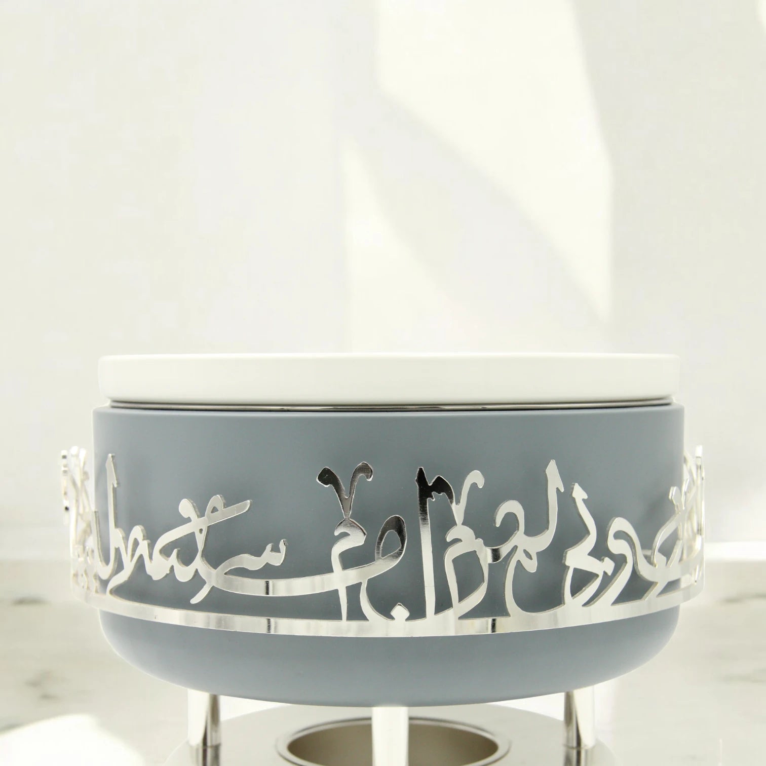 Otantik Luxury Serving Buffet by Jiwar collection – 4L Elegant Food Server with Stainless Steel Insert, Airtight Lid & Stand | Premium Arabic Calligraphy Design for Dining & Hosting - Damoo