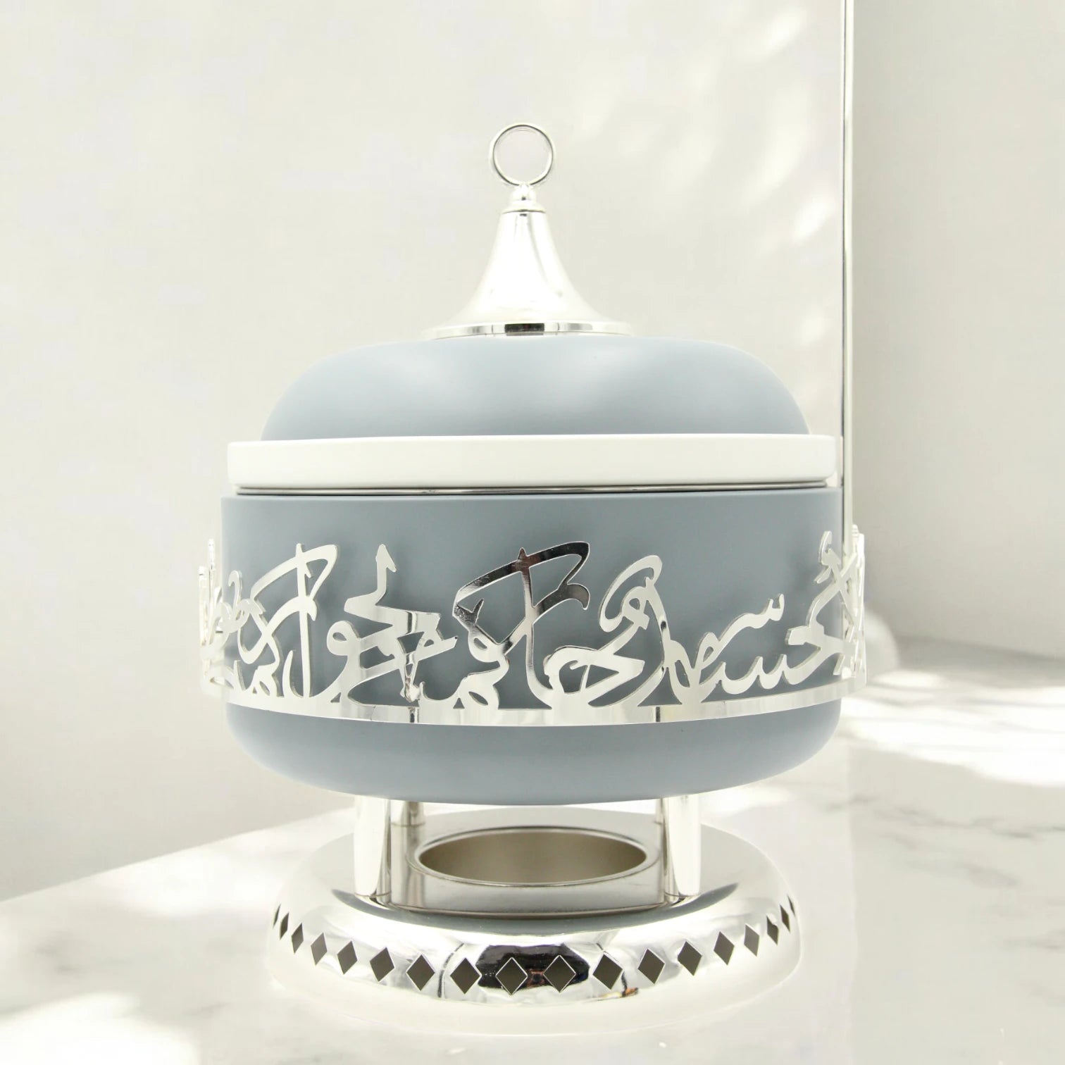 Otantik Luxury Serving Buffet by Jiwar collection – 4L Elegant Food Server with Stainless Steel Insert, Airtight Lid & Stand | Premium Arabic Calligraphy Design for Dining & Hosting - Damoo