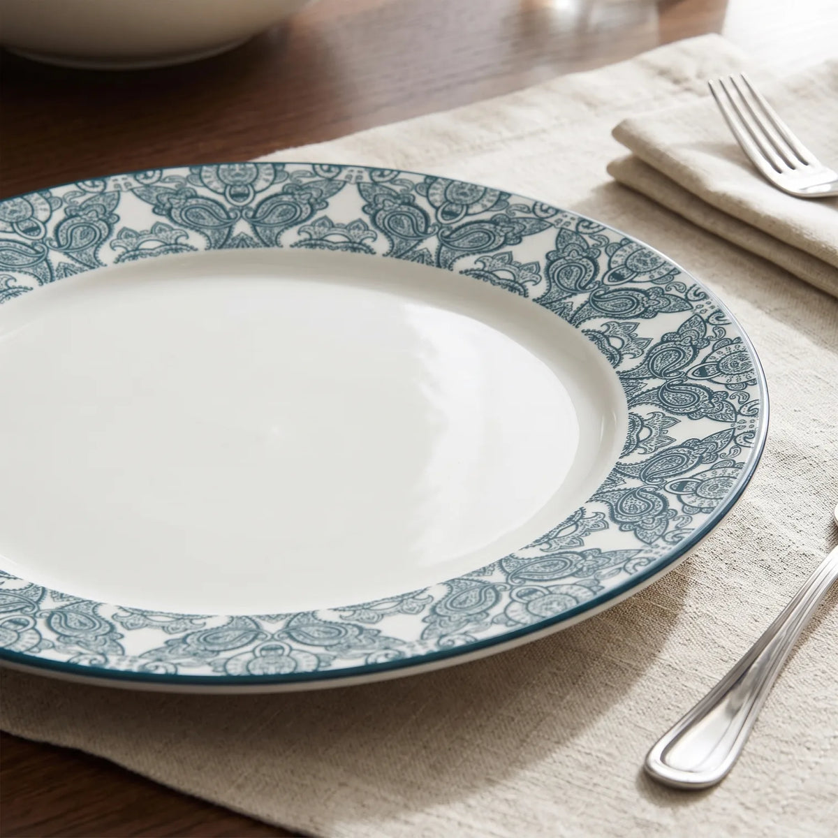 Che Brucia 30 CM Large Round Porcelain Flat Plate – White with Dark Teal Paisley Rim for Decorative Dining and Table Settings