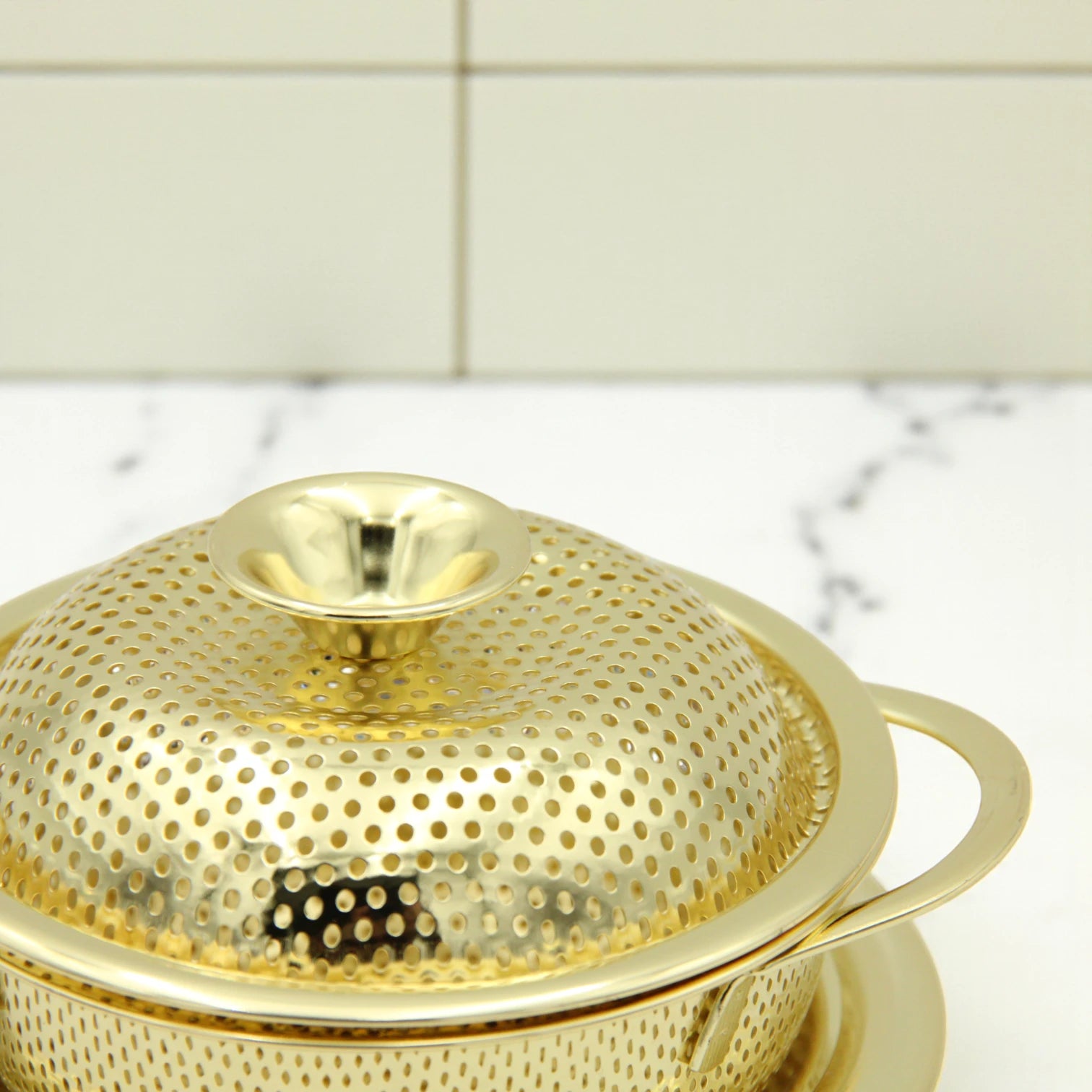 Premium Golden Stainless Steel Food Colander with Handles & Lid – Elegant Strainer for Washing Rice, Pasta, Vegetables & Fruits – Perforated Drain Bowl with Base Plate - Damoo