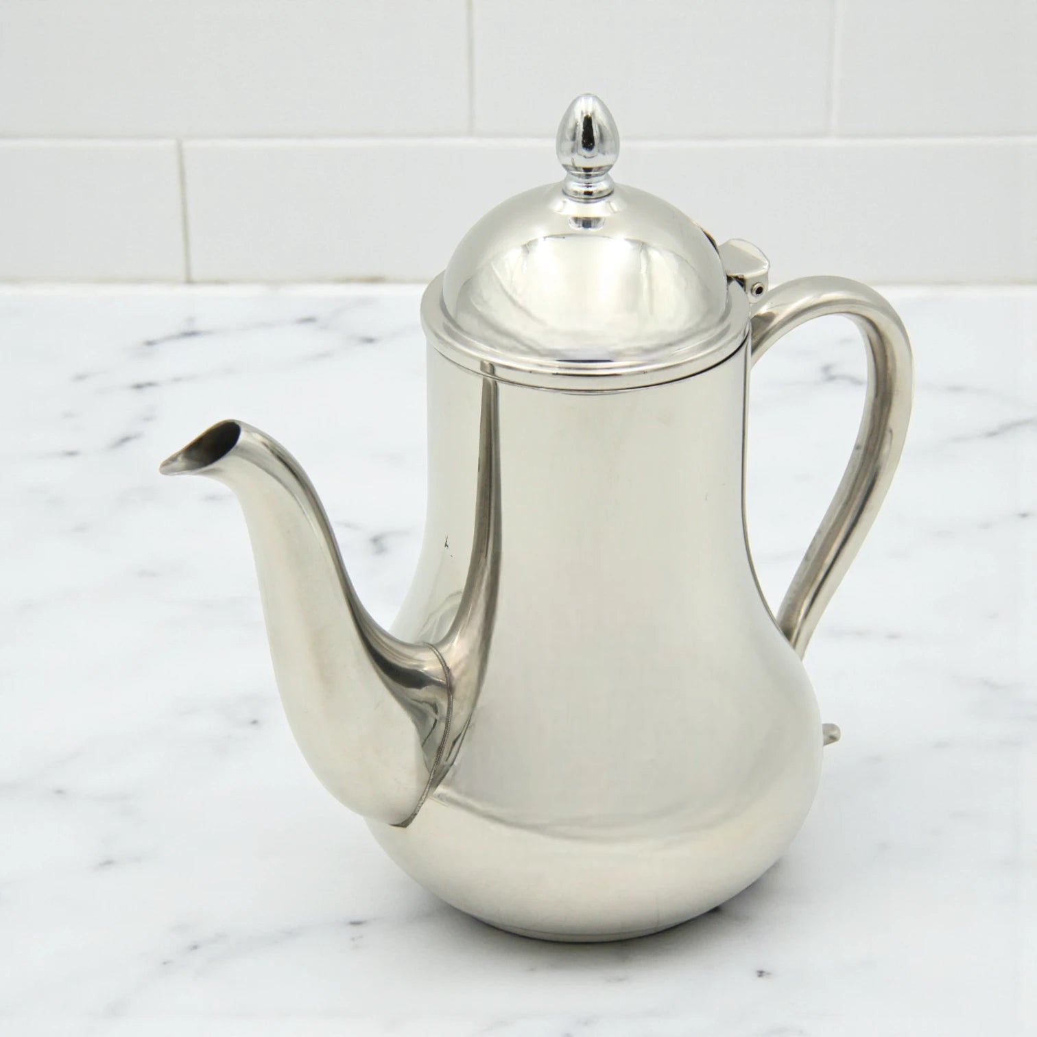 Stainless Steel Pot with Lid 1.5 L – Elegant Mirror Finish Kettle for Serving Tea or Coffee, Drip-Free Spout & Heat-Resistant Handle – Classic Steel Teapot for Home, Hotels, and Restaurants - Damoo