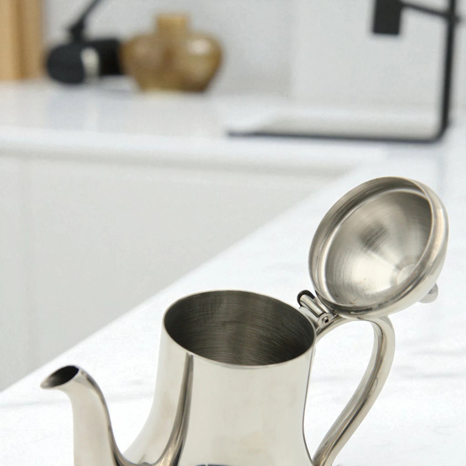 Stainless Steel Pot with Lid – Elegant Mirror Finish Kettle for Serving Tea or Coffee, Drip-Free Spout & Heat-Resistant Handle – Classic Steel Teapot for Home, Hotels, and Restaurants - Damoo