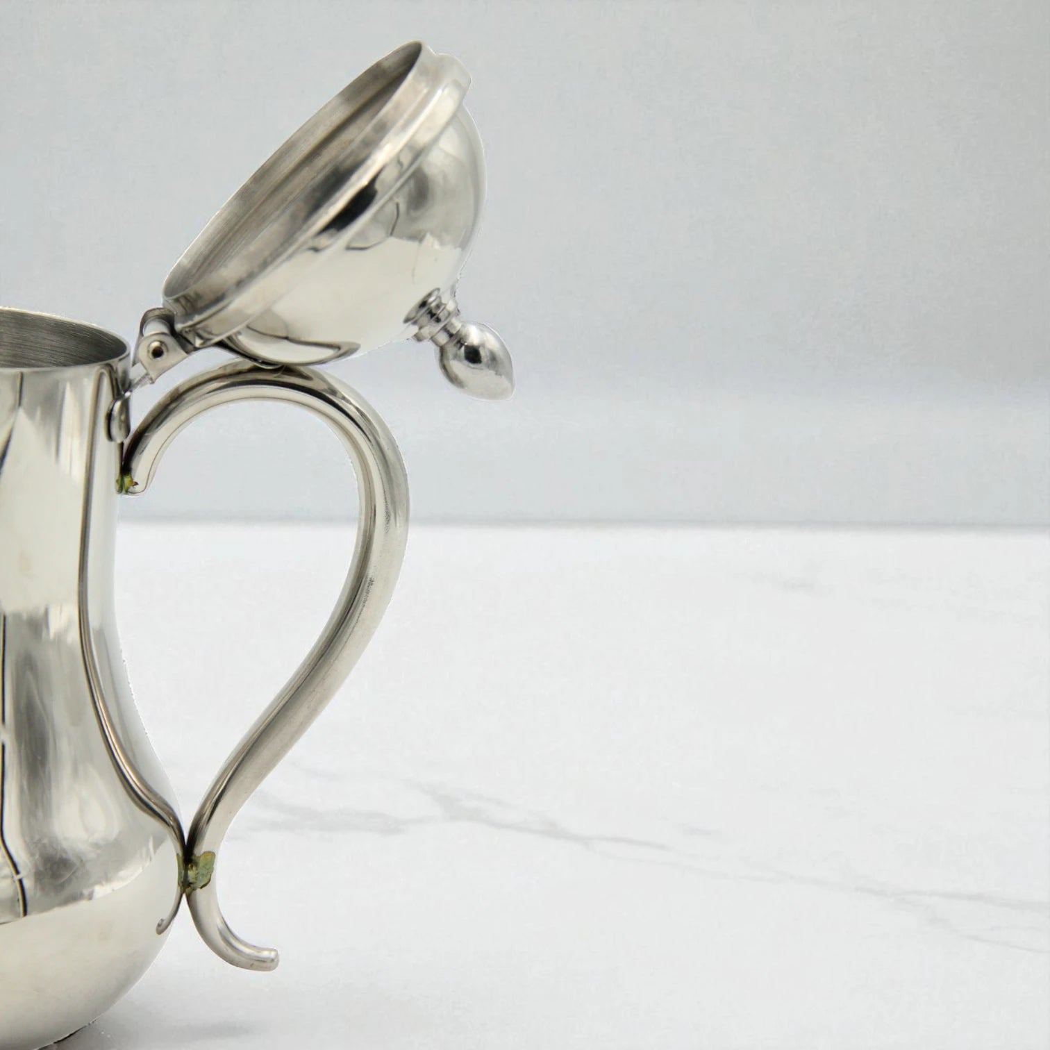 Stainless Steel Pot with Lid – Elegant Mirror Finish Kettle for Serving Tea or Coffee, Drip-Free Spout & Heat-Resistant Handle – Classic Steel Teapot for Home, Hotels, and Restaurants - Damoo