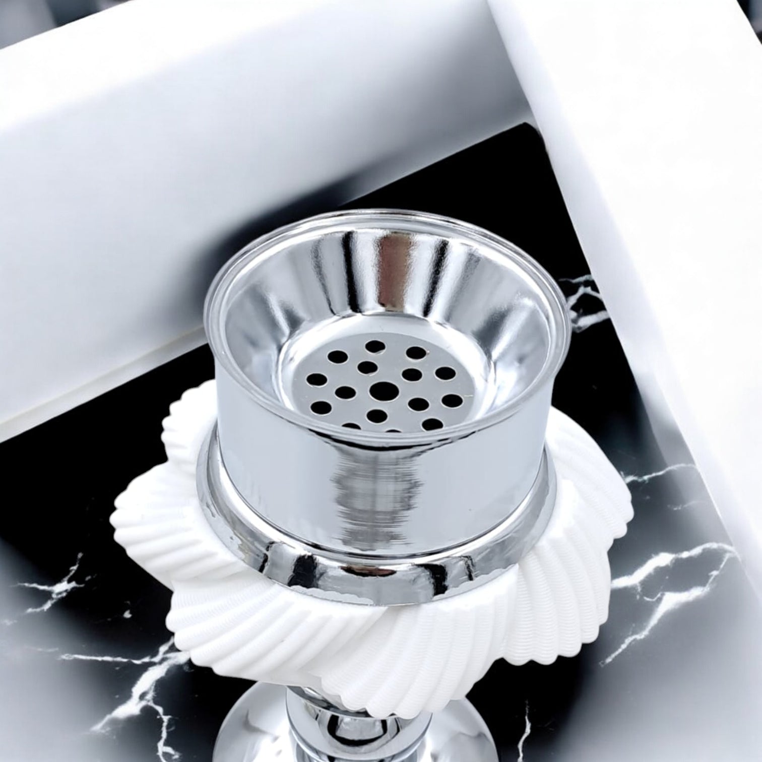 Modern Silver & White Bakhoor Burner – Ornate Decorative Arabic Incense Holder for Home, Office & Majlis – Metal & Textured Design (H26 × L10 × W10 CM) - Damoo
