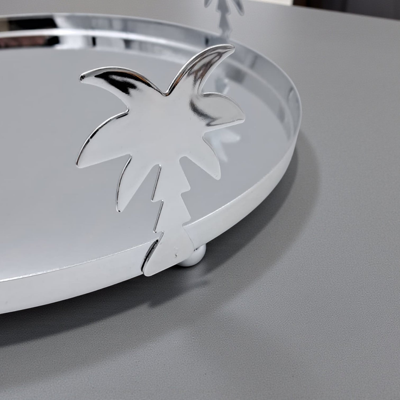 حامل كيك فاخر على شكل شجرة نخيل فضي وذهبي مع غطاء مقبب - صينية عرض حلويات كلاسيكية من الفولاذ والنحاس | طبق تقديم أنيق للكيك والمعجنات والحفلات