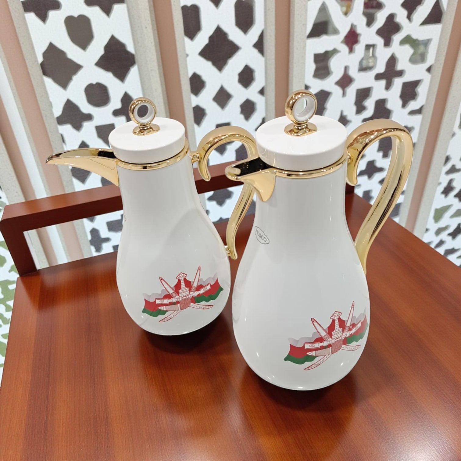 PILSCO with the official Oman Emblem Vacuum Flask Set (1L + 0.7L) – White & Gold Arabic Dallah Style Thermal Jug | Elegant Double Wall Insulated Coffee & Tea Flask Set - Damoo
