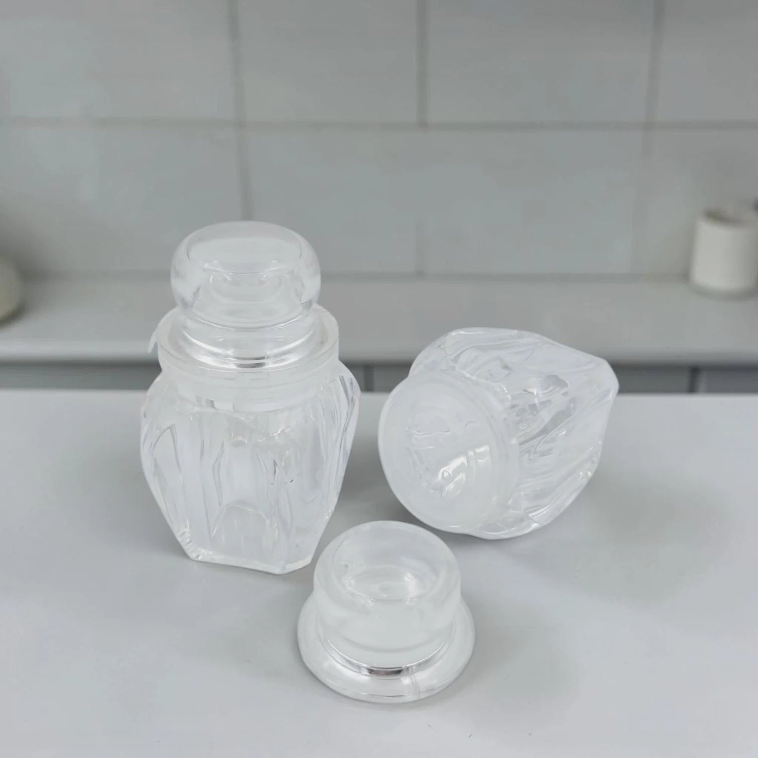 Acrylic Sugar Salt & Pepper Pot Set with Metal Rack, 3 Piece Clear Storage Jars with Lids for Kitchen Countertop Seasoning Organizer, Multi-Purpose Condiment Container Set - Damoo