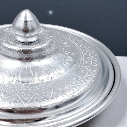 وعاء تقديم فاخر من الألومنيوم المنقوش مع غطاء - 15 سم، وعاء تقليدي لتخزين الأطعمة الساخنة وأدوات المائدة - مقاوم للحرارة بتصميم شرق أوسطي للأرز والكاري والحساء والتمر والحلويات - خفيف الوزن ومتين 