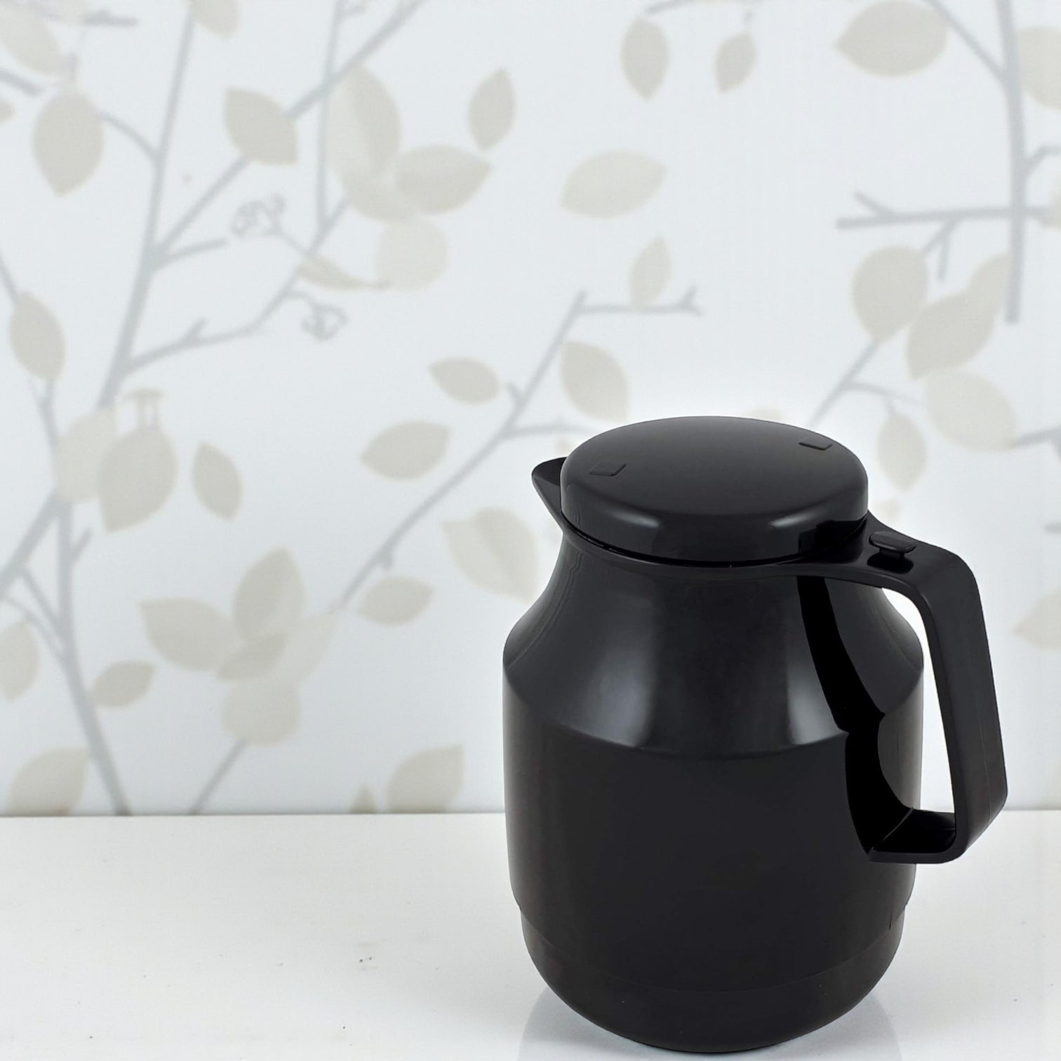 Helios Insulated Vacuum Jug 1.0L – Black | Premium Plastic Thermos Flask with Q100 Glass Insert | German-Made Double-Wall Design for Excellent Heat Retention - Damoo