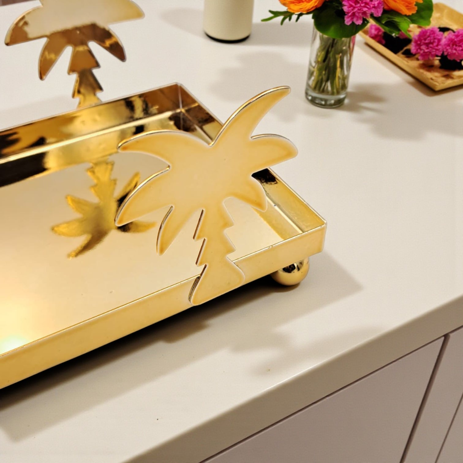 صندوق زخرفي فاخر على شكل شجرة نخيل من الأكريليك والذهب - صينية تخزين أنيقة مع غطاء وقاعدة ذهبية وتصميم نخلة (الارتفاع 16 سم × العرض 10 سم × الطول 24.5 سم)  