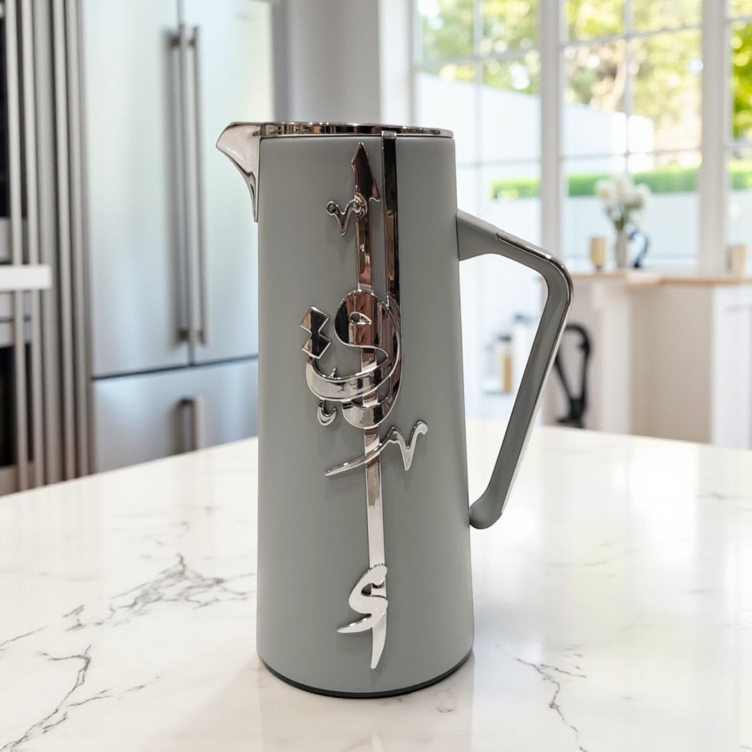 Otantik Home Arabic Calligraphy Thermos – Luxury Insulated Vacuum Jug for Arabic Coffee & Tea – Elegant 1L Flask with Metallic Handle - Damoo