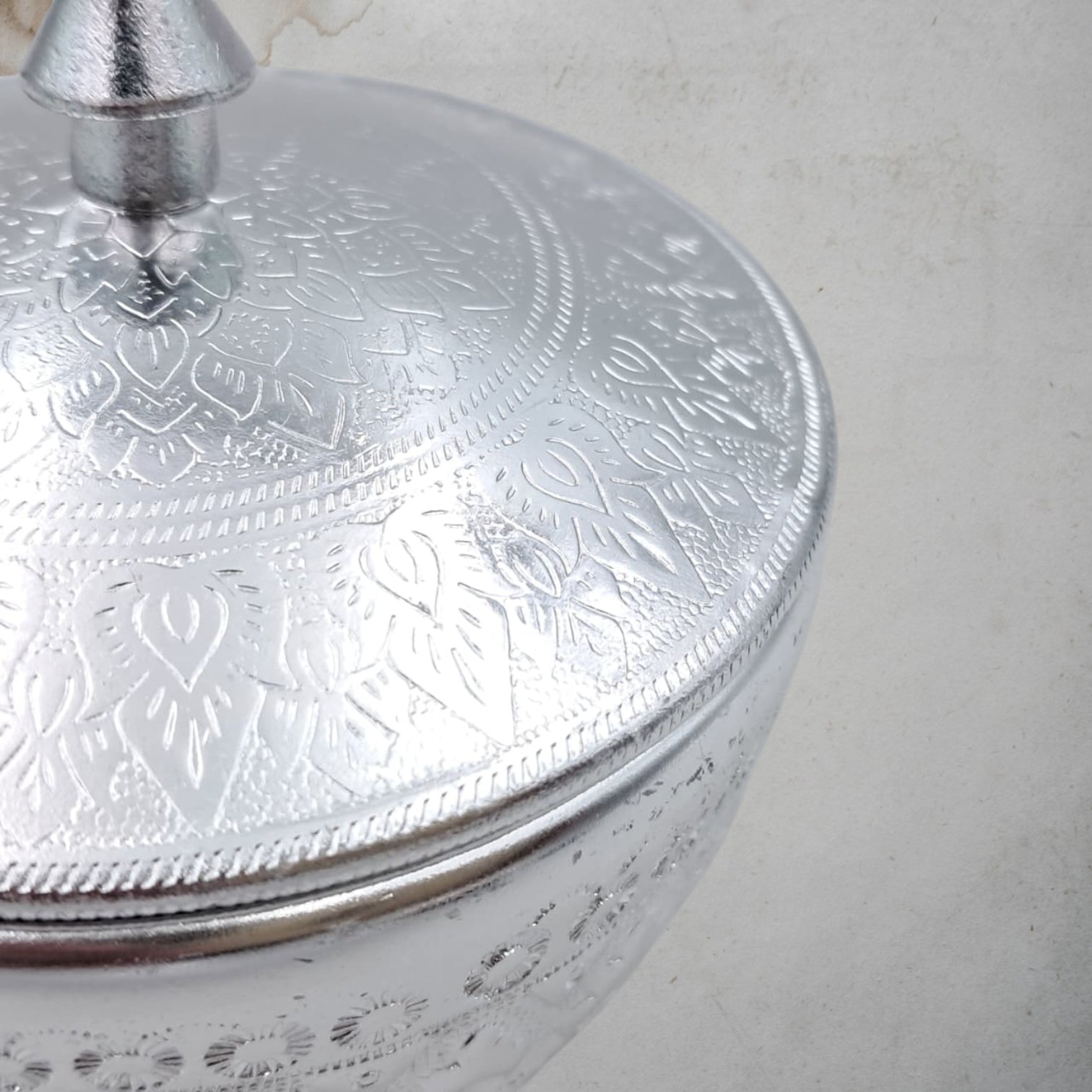 Thai Engraved Aluminum Sugar & Date Bowl with Lid | Silver & Gold | 8.5cm | Hospitality Dish for Sweets, Dates, Sugar & Arabic Coffee Service