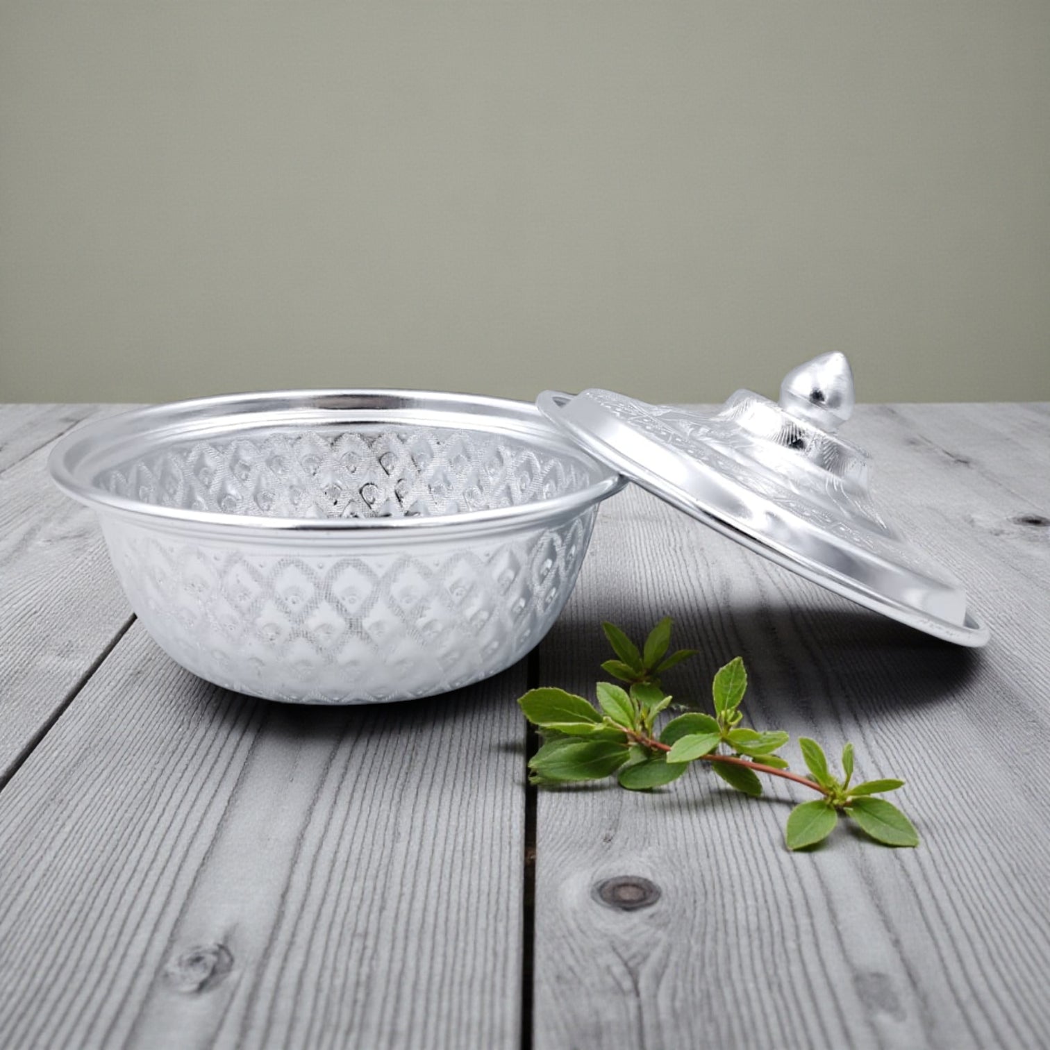 وعاء تقديم فاخر من الألومنيوم المنقوش مع غطاء - 15 سم، وعاء تقليدي لتخزين الأطعمة الساخنة وأدوات المائدة - مقاوم للحرارة بتصميم شرق أوسطي للأرز والكاري والحساء والتمر والحلويات - خفيف الوزن ومتين 