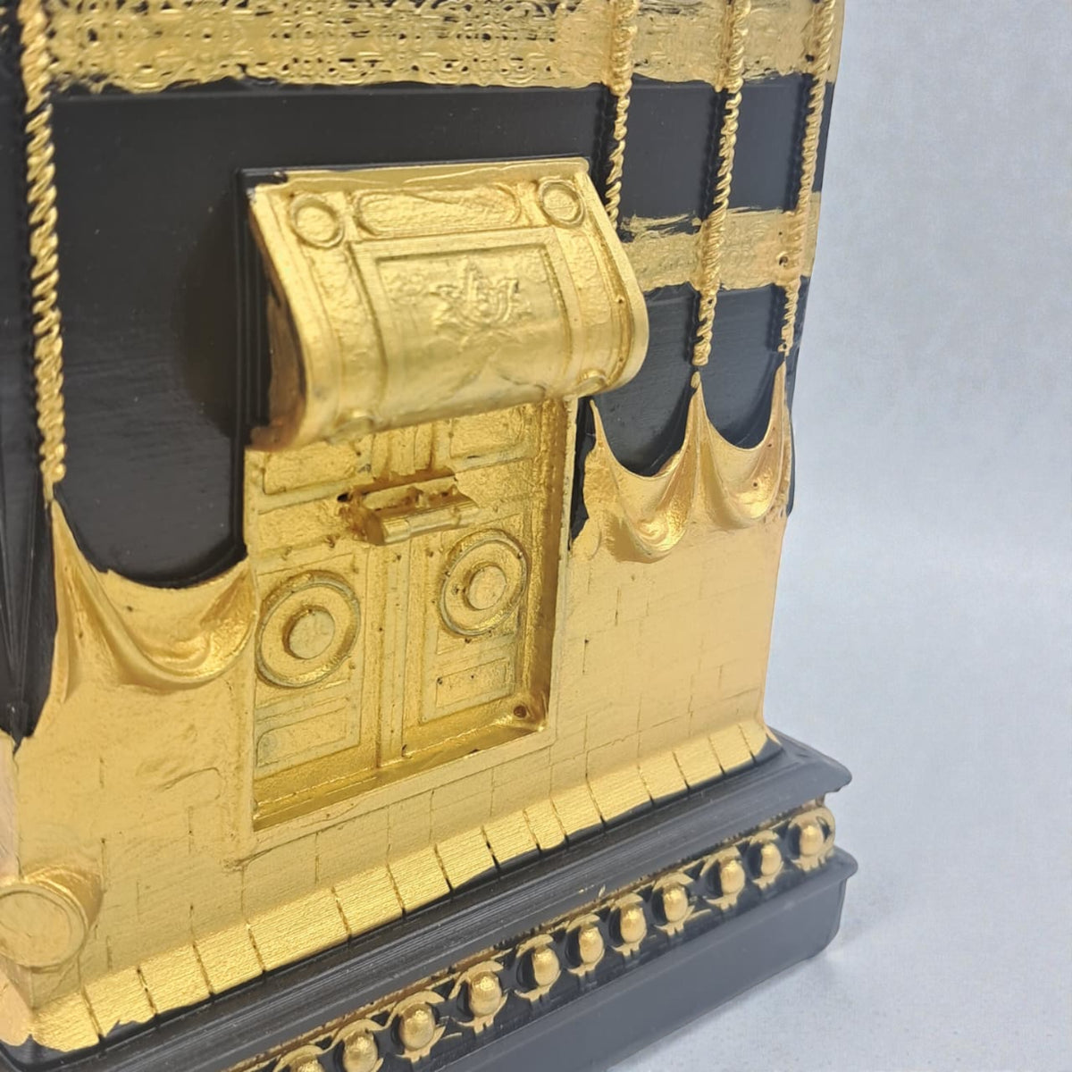 Islamic Kaaba Tabletop Décor – Black & Gold Sacred Architecture Ornament for Home & Ramadan Display (15H x 13L × 13W CM) - Damoo