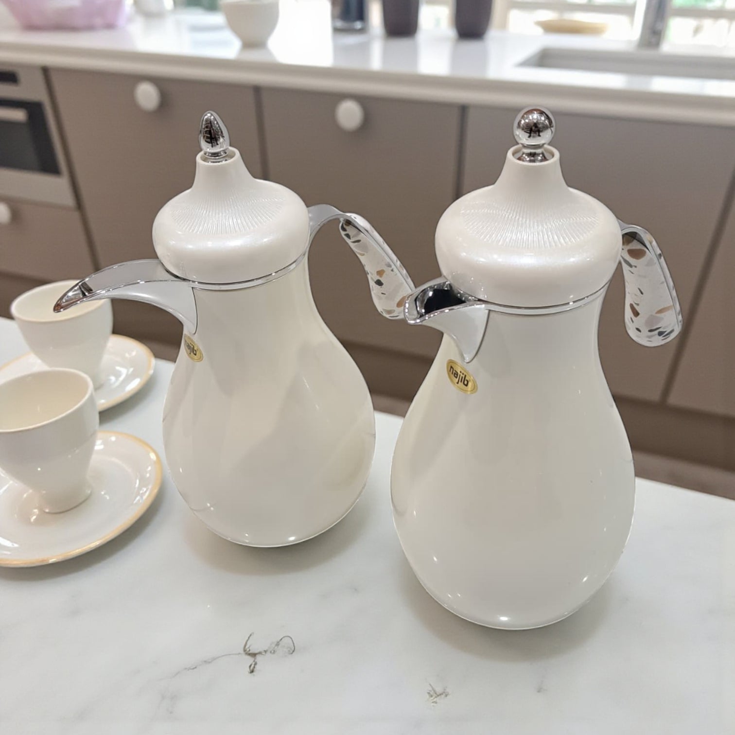 Najib Modern Style Vacuum Flask Set – 0.7L & 1.0L White Silver & White Gold Thermos Duo, Elegant Face Design, Double-Wall Insulated Jugs for Hot & Cold Beverages, Leak-Proof Lid & Ergonomic Handle - Damoo