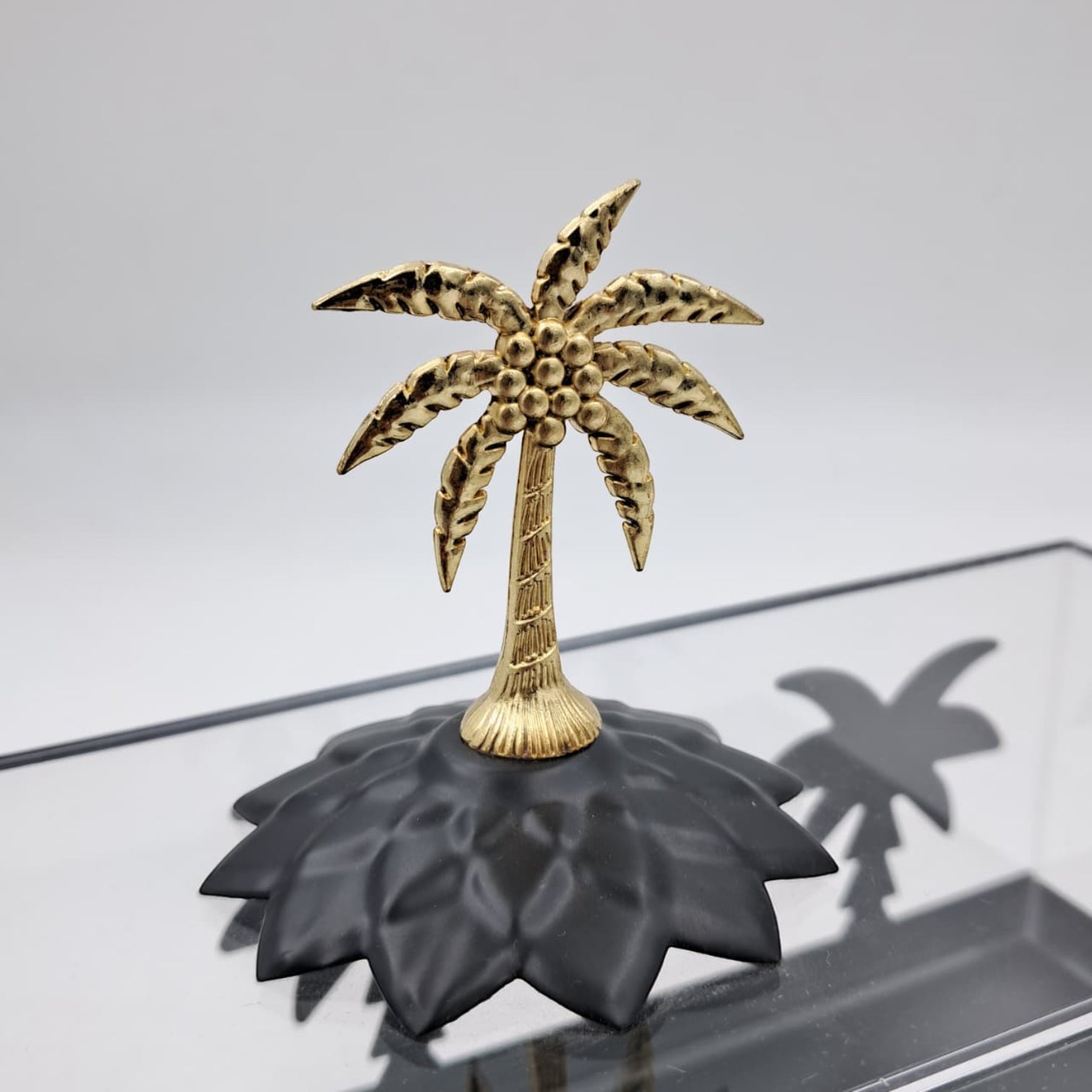 صندوق زخرفي فاخر على شكل شجرة نخيل من الأكريليك والذهب - صينية تخزين أنيقة مع غطاء وقاعدة ذهبية وتصميم نخلة (الارتفاع 16 سم × العرض 10 سم × الطول 24.5 سم)  