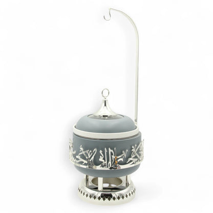 Otantik Luxury Arabic Serving Buffet Dish with Lid & Stand 2.5 Liters – Insulated Food Warmer with Silver Arabic Calligraphy Design – Elegant Bone China & Stainless Steel Thermal Chafing Dish for Majlis & Events - Jiwar Collection - Damoo