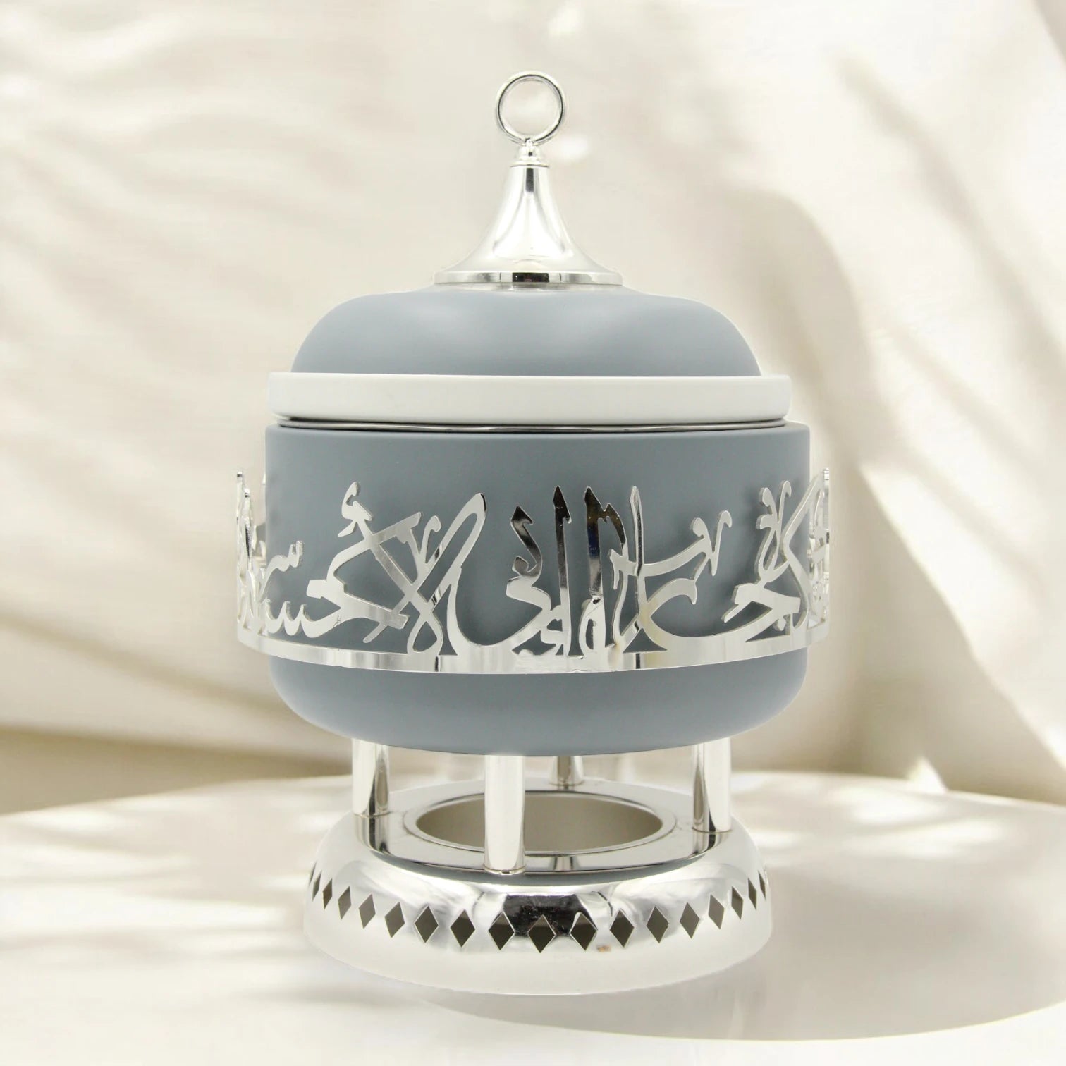Otantik Luxury Arabic Serving Buffet Dish with Lid & Stand 2.5 Liters – Insulated Food Warmer with Silver Arabic Calligraphy Design – Elegant Bone China & Stainless Steel Thermal Chafing Dish for Majlis & Events - Jiwar Collection - Damoo