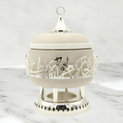 Otantik Luxury Arabic Serving Buffet Dish with Lid & Stand 2.5 Liters – Insulated Food Warmer with Silver Arabic Calligraphy Design – Elegant Bone China & Stainless Steel Thermal Chafing Dish for Majlis & Events - Jiwar Collection - Damoo