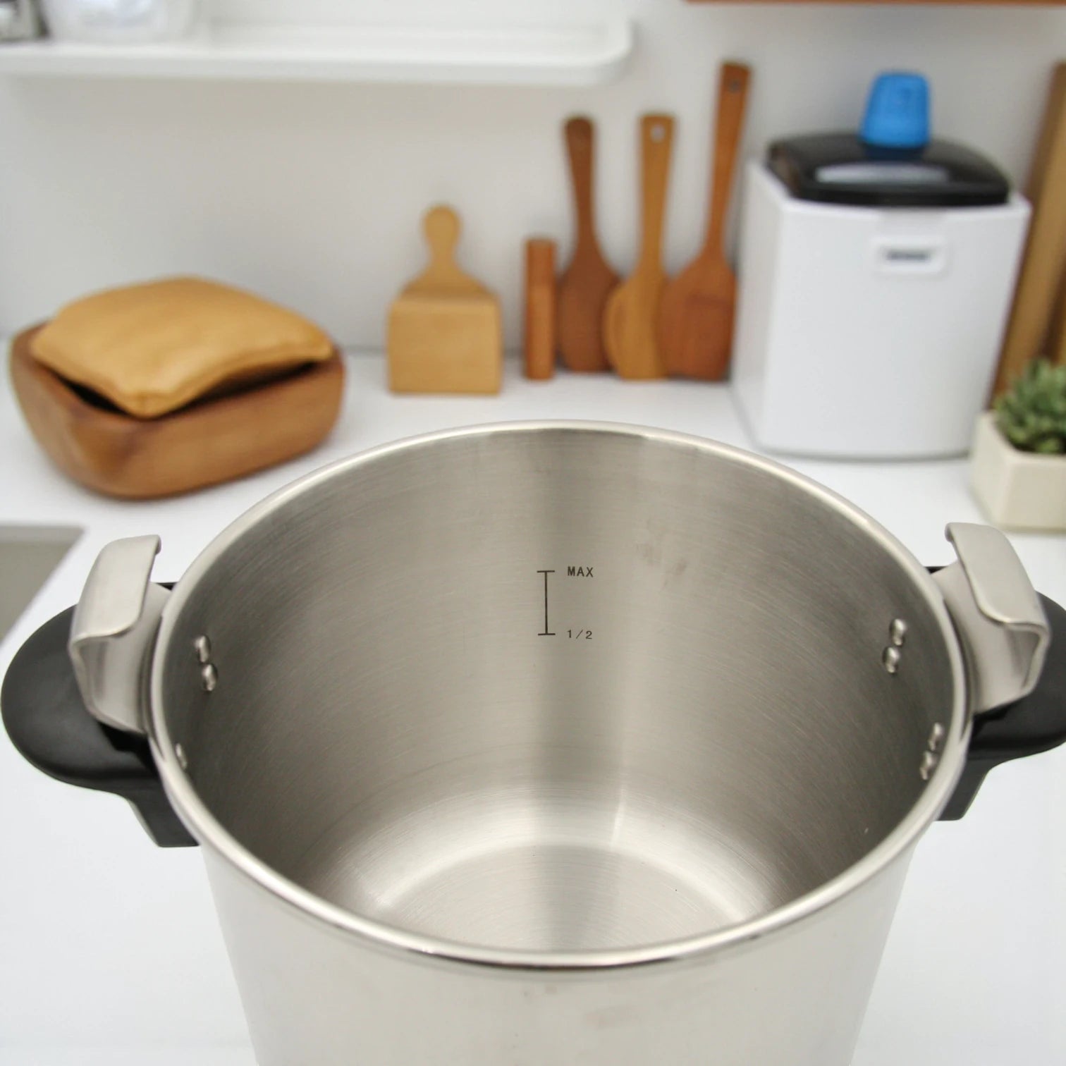 Magefesa Star 12 Fast Pressure Cooker – 12.7 Qt Stainless Steel High-Capacity Cooking Pot with Secure Locking Lid, 2-Piece Set, Durable & Efficient Kitchen Essential - Damoo