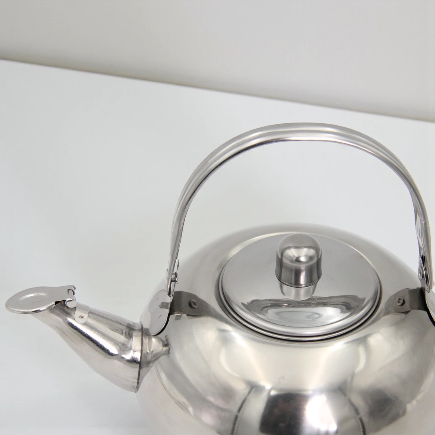 EAS Stainless Steel Whistling Kettle – Durable Tea & Coffee Pot with Heat-Resistant Handle, Polished Finish, Classic Kitchen Essential - Damoo