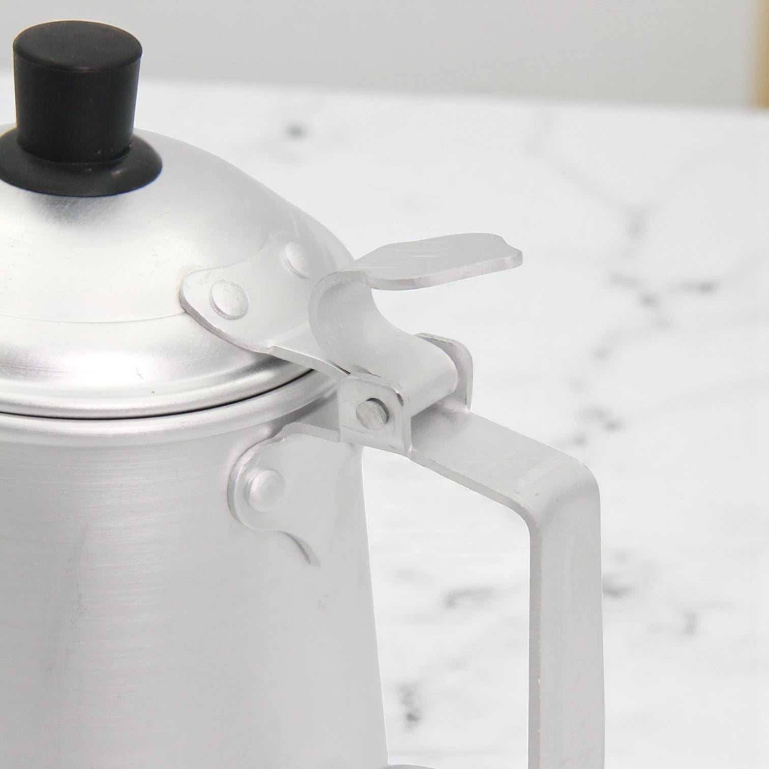 HTH Classic Aluminum Kettle – Lightweight Tea & Coffee Pot with Sturdy Handle, Durable & Easy to Use Kitchen Essential - Damoo