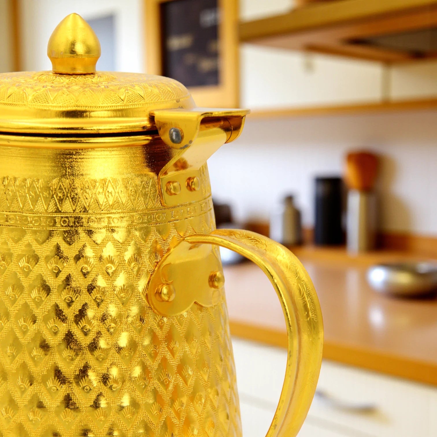 Elegant Arabic Coffee Pot – Traditional Golden Dallah for Serving Arabic Qahwa & Tea, Ornate Design, Durable Metal Construction, Hinged Lid & Easy Grip Handle – Perfect for Home, Majlis, Restaurants & Gifting - Damoo