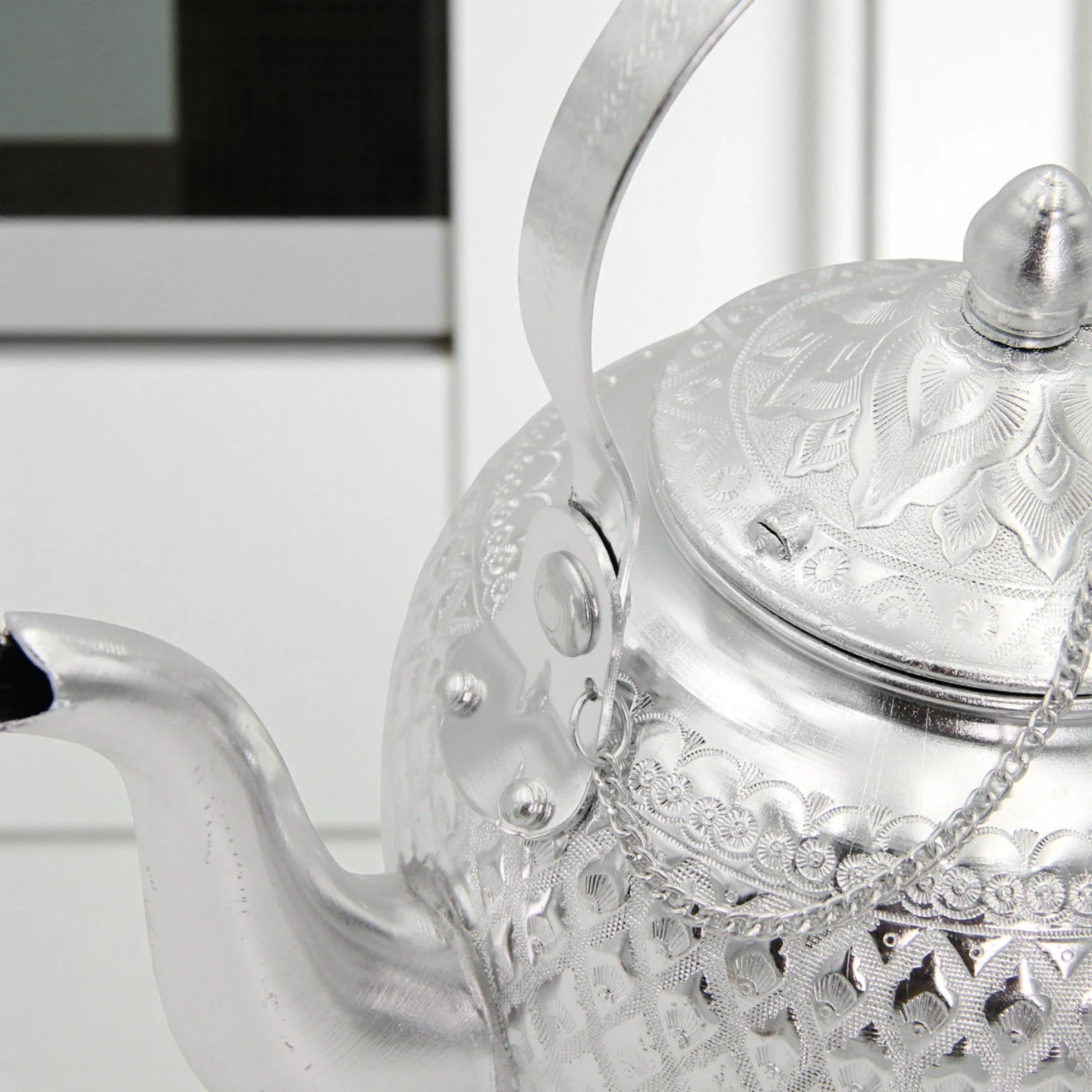 Traditional Arabic Aluminum Tea Kettle – Handcrafted Silver Finish with Decorative Handle & Lid – Elegant Middle Eastern Teapot for Serving Tea & Coffee - Damoo