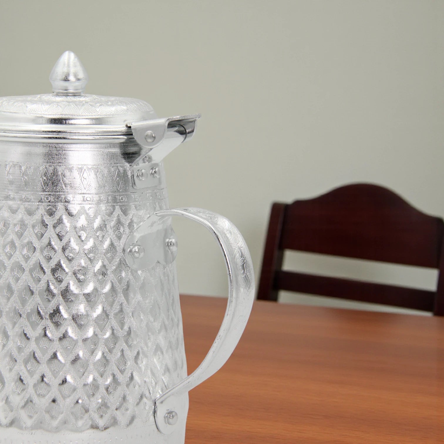Traditional Arabic Coffee Pot Dallah – Handcrafted Silver Aluminum Tea & Coffee Server with Ornate Pattern, Lightweight & Durable Design, Hinged Lid & Easy Pour Spout – Perfect for Home, Majlis, Gatherings & Gifting - Damoo
