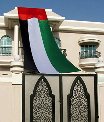 علم عيد الاتحاد الإماراتي UU-900 – علم ساتان كبير بمقاس 2×8 م بتصميم نابض بالأحمر والأخضر والأبيض والأسود
