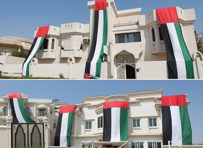 علم عيد الاتحاد الإماراتي UU-900 – علم ساتان كبير بمقاس 2×8 م بتصميم نابض بالأحمر والأخضر والأبيض والأسود
