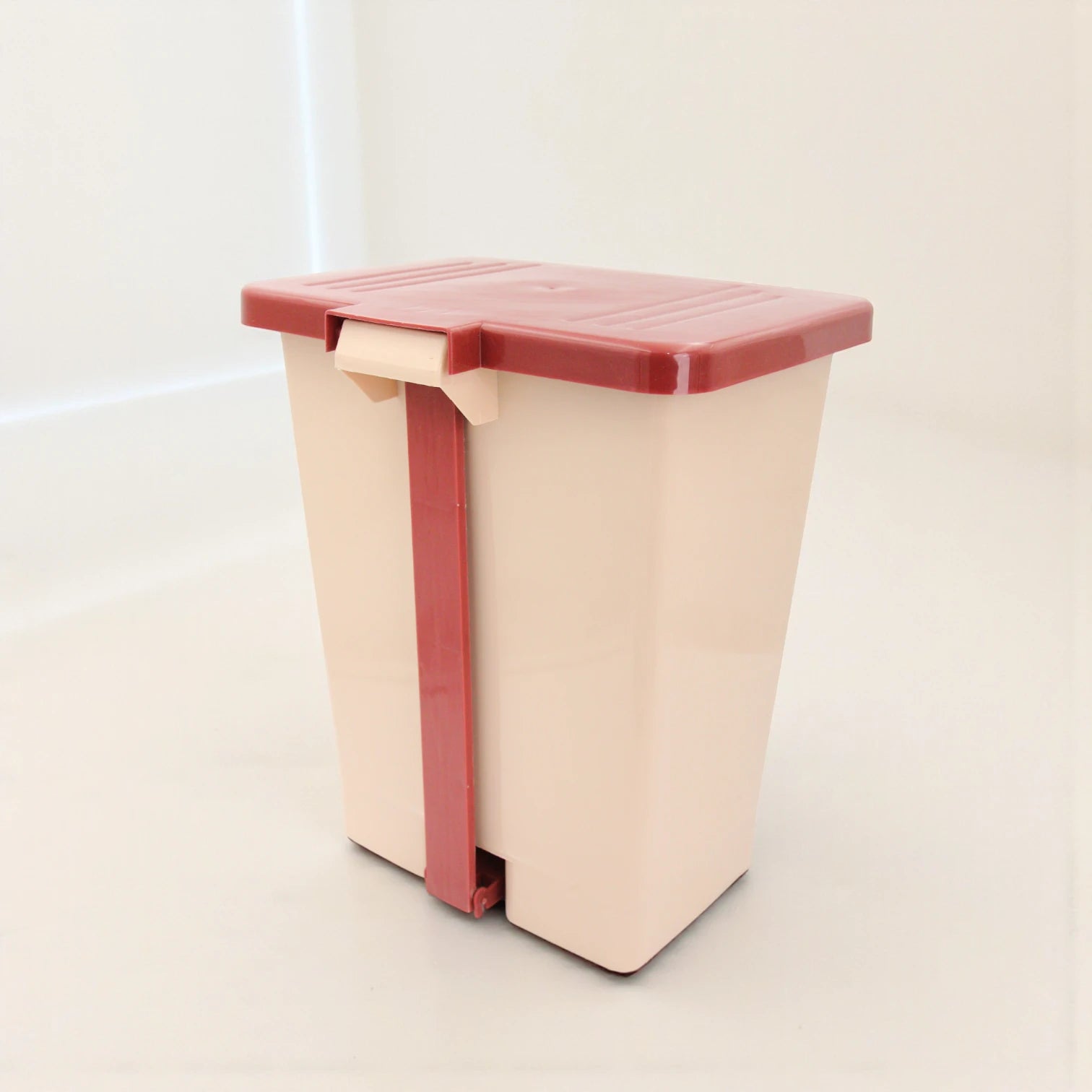 ALFELAIJ Zahi Pedal Bin 25 Liters with Lid | Hygienic Foot Pedal Garbage Bin | Durable Plastic Waste Bin for Kitchen, Office & Home – Beige with Brown Cover