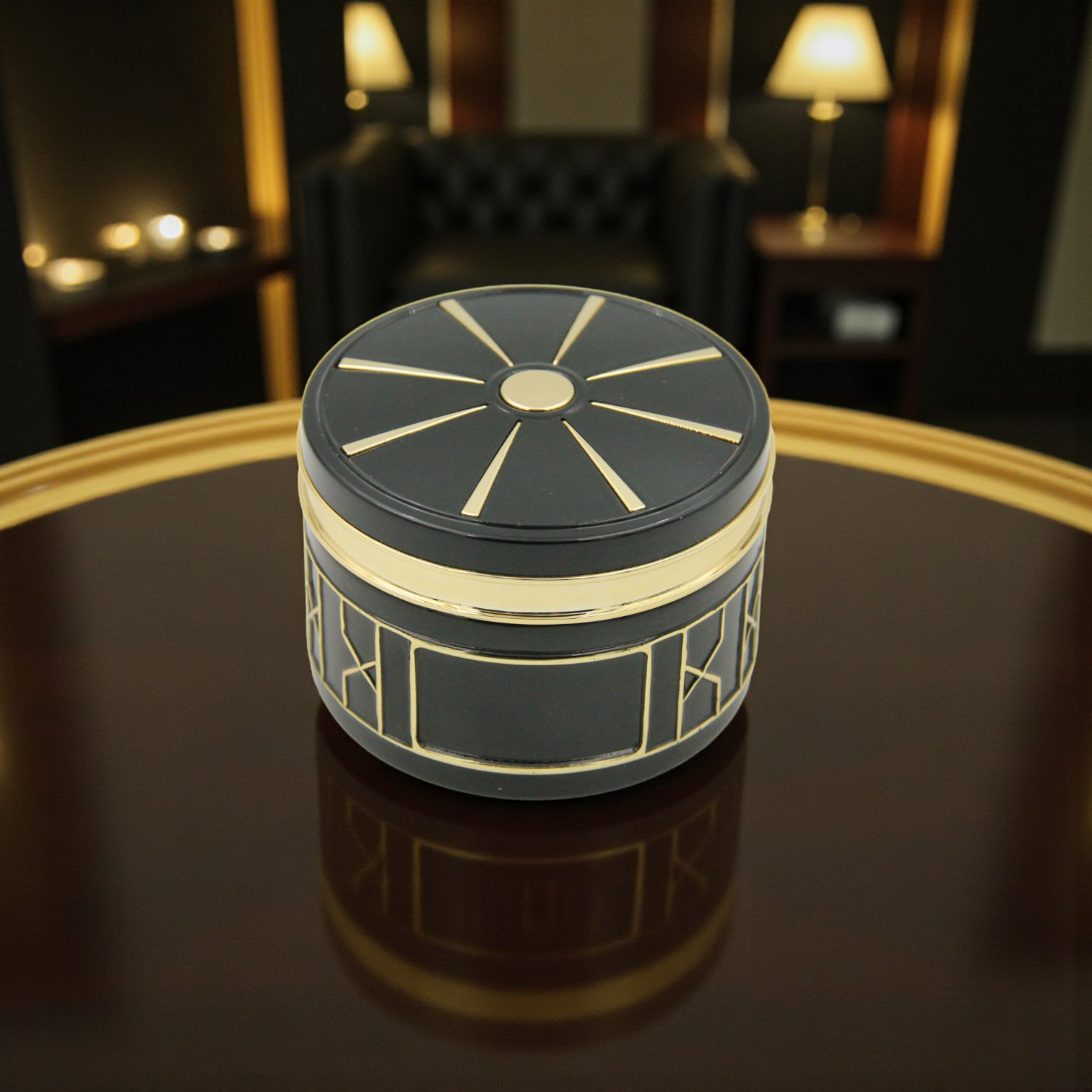 جرة زخرفية سوداء فاخرة بتفاصيل ذهبية - حاوية تخزين أنيقة للبخور أو المجوهرات أو ديكور المنزل 