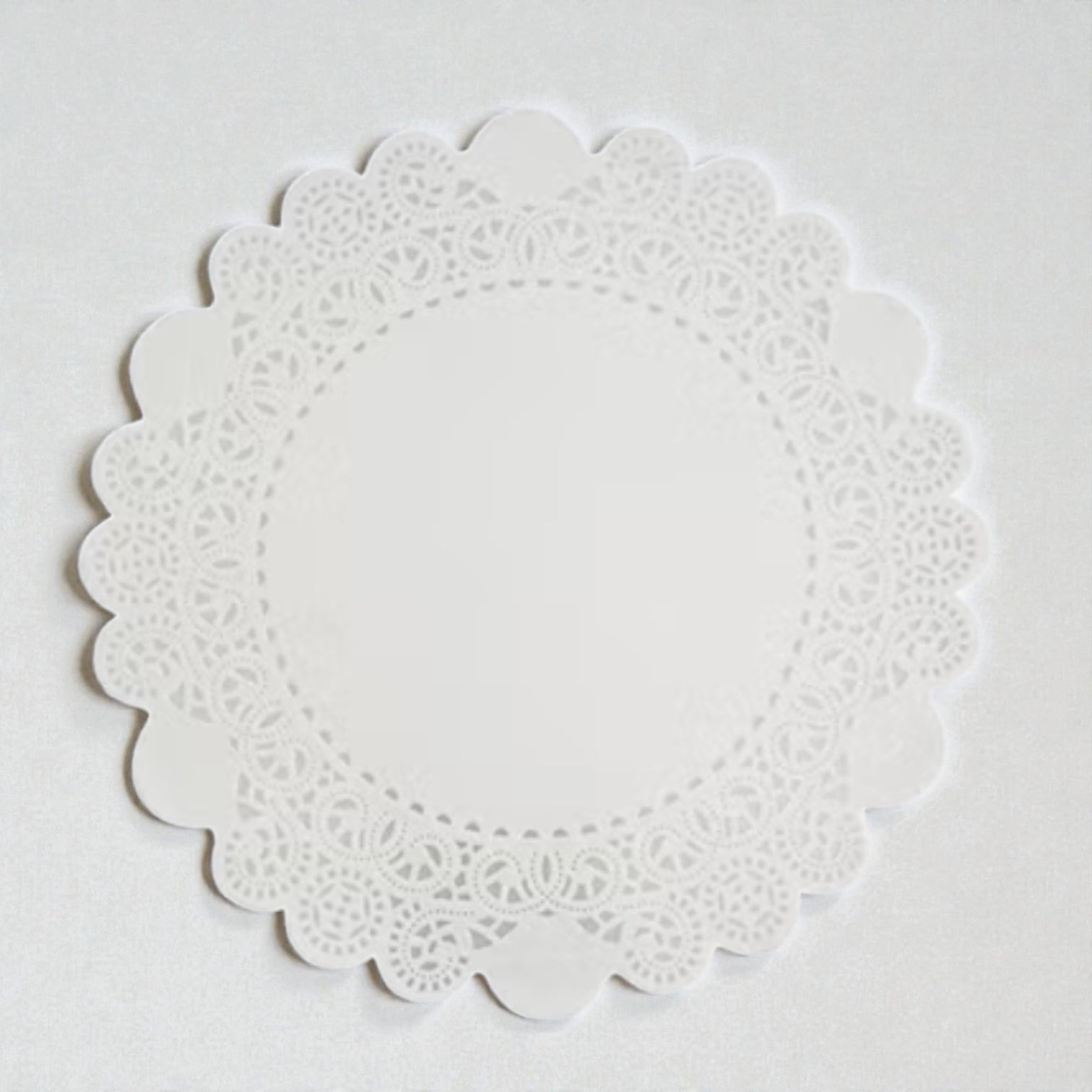 Falcon Round White Doyley Paper for Cakes, Desserts & Food Presentation – Grease Absorbent Decorative Paper Mats (Pack of 250) - Damoo