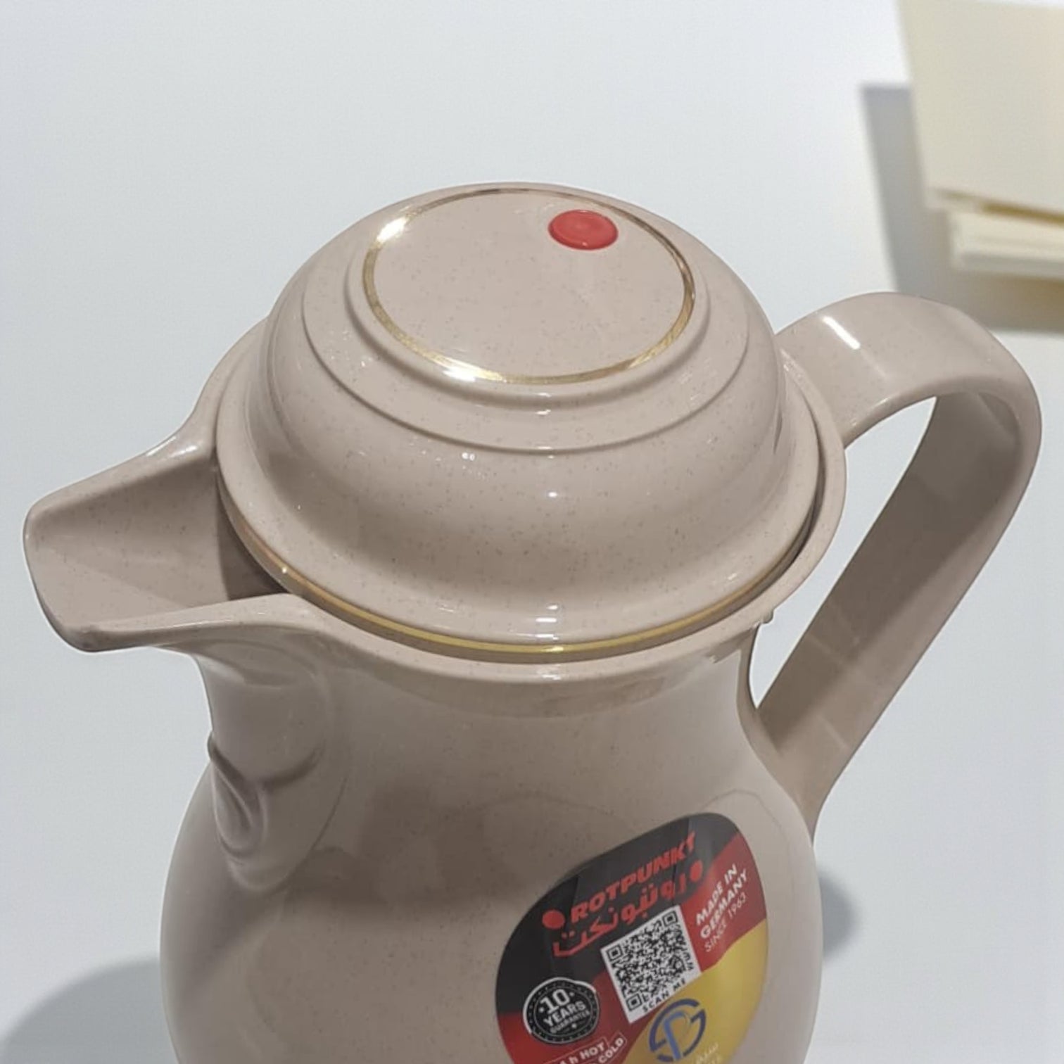 Rotpunkt 1.0L Insulated Jug – Off-White (Ivory) with Glitter Finish, German-Made BPA-Free Plastic Thermos, 20H Heat Retention, Two-Function Safety Lock, Easy-Pour Spout & Elegant Design - Damoo