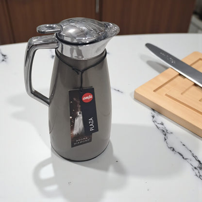 Emsa Plaza Quick-Tip Vacuum Jug 1.0L – Stainless Steel Thermal Flask with Diamond Aroma System, 12H Heat Retention & 24H Cold Preservation, Easy Pour Quick-Tip Lid, Grey - Damoo