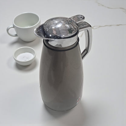 Emsa Plaza Quick-Tip Vacuum Jug 1.0L – Stainless Steel Thermal Flask with Diamond Aroma System, 12H Heat Retention & 24H Cold Preservation, Easy Pour Quick-Tip Lid, Grey - Damoo